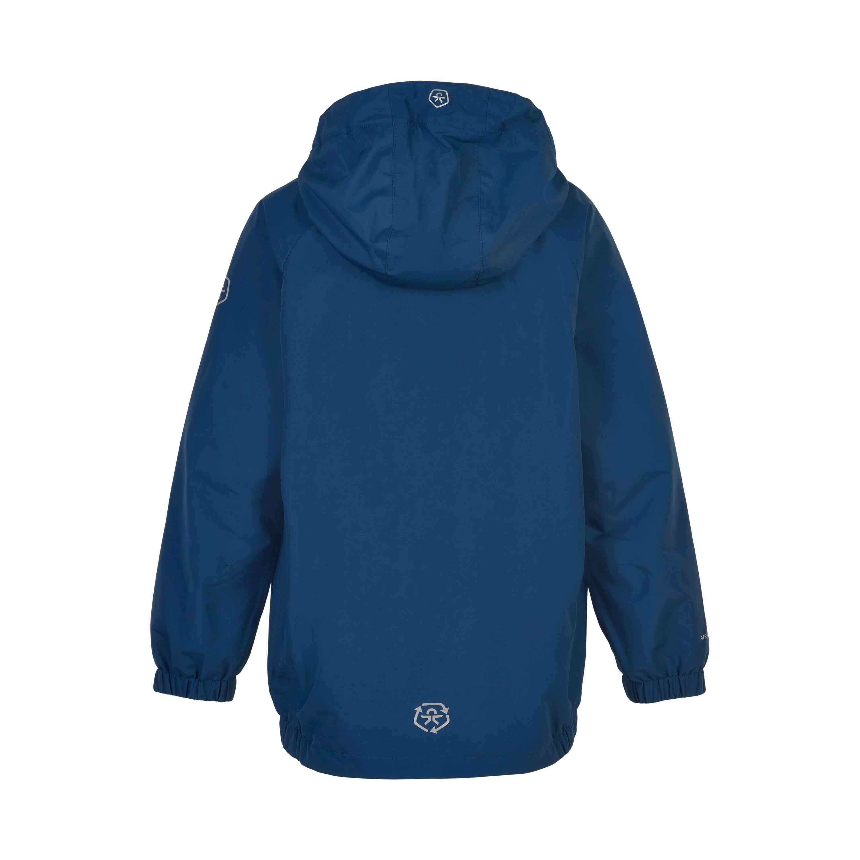 Eine blaue Color Kids - Shell-Regenjacke für Kinder mit Kapuze, von hinten betrachtet. Der Mantel, ideal für eine Kinderkleider-Waldspielgruppe, hat elastische Bündchen an den Ärmeln und ein kleines aufgedrucktes Logo am unteren Saum. Das Material scheint wasserdicht und für nasses Wetter geeignet zu sein.