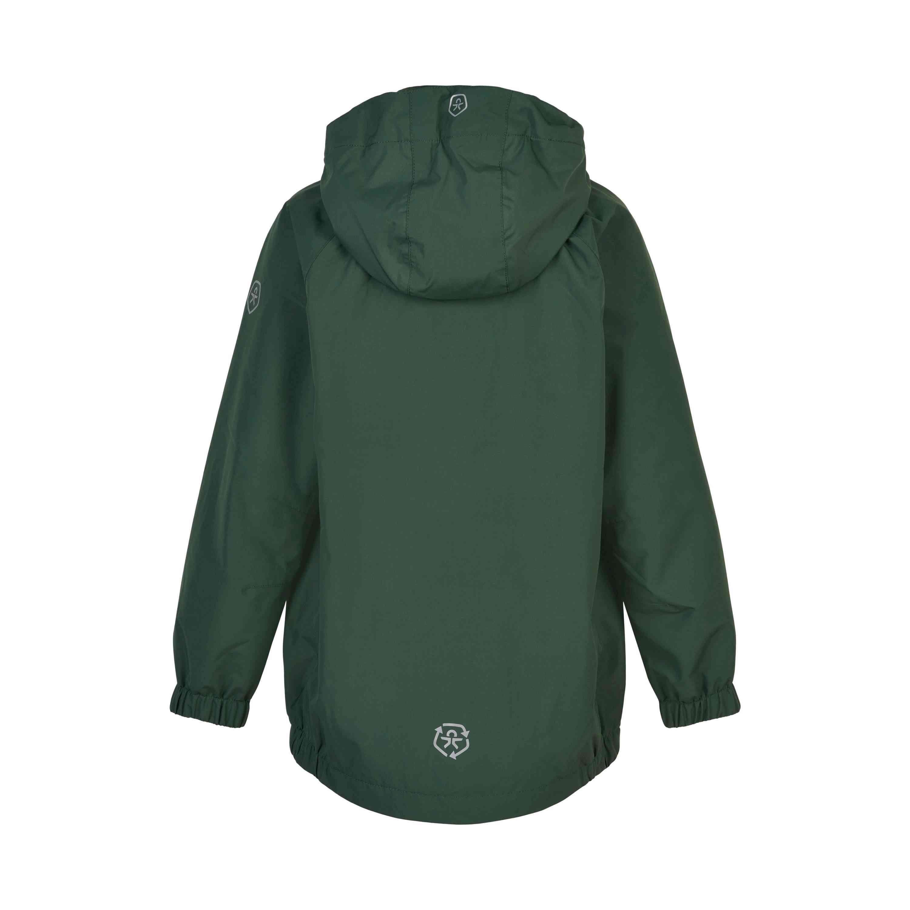 Eine dunkelgrüne Color Kids - Shell-Regenjacke mit Kapuze von Color Kids von hinten. Die Jacke hat elastische Bündchen an den Ärmeln, eine lockere Passform, ein dekoratives Emblem am unteren Saum und ein weiteres Emblem am rechten Ärmel.