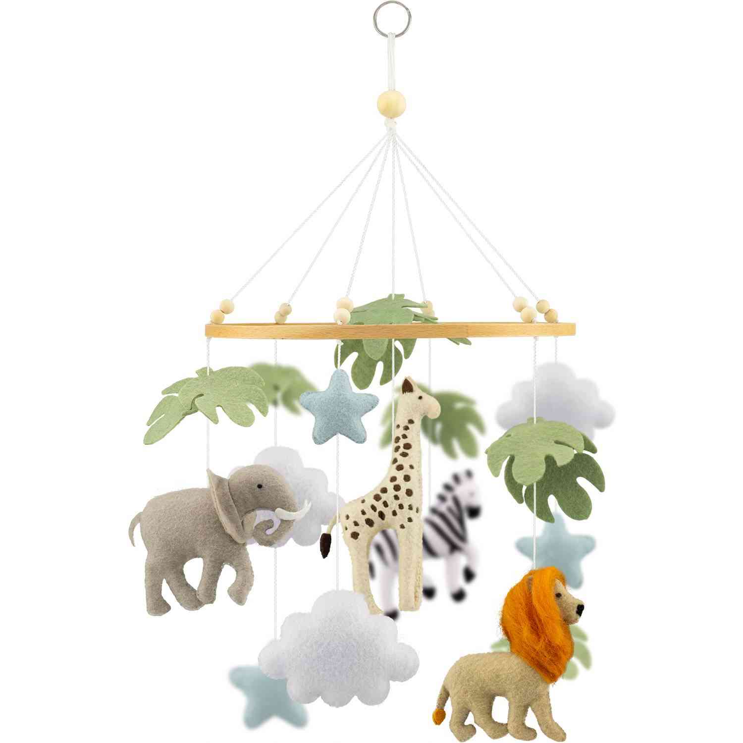 Das Ulysse Couleurs d'Enfance - Mobile - Die Savanne von Ulysse Couleurs d'Enfance zeigt Filztiere, die an Schnüren hängen. Dazu gehören ein Elefant, eine Giraffe, ein Zebra und ein Löwe, sowie Sterne, Wolken und grünes Blattwerk. Dieses pädagogische Spielzeug ab 2 ist ein ökologisches Spielzeug, das mit weißen Schnüren und Perlen an einem Holzrahmen hängt.