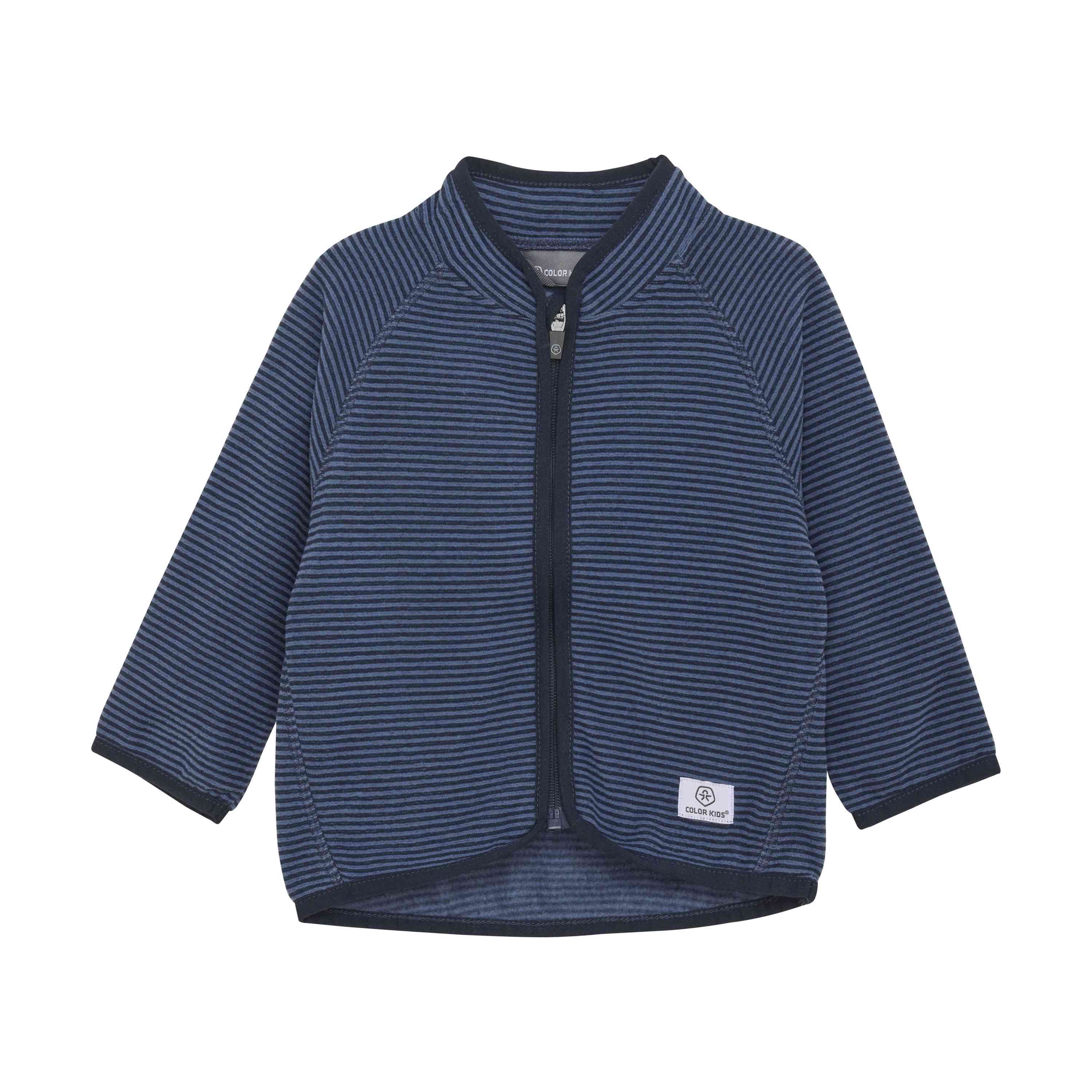 Eine kleine blau-schwarz gestreifte Kinderjacke mit langen Ärmeln, einem Frontreißverschluss und einem runden Ausschnitt. Die Color Kids - Baby Fleecejacke von Color Kids hat unten rechts ein kleines weißes Etikett mit einem Logo.