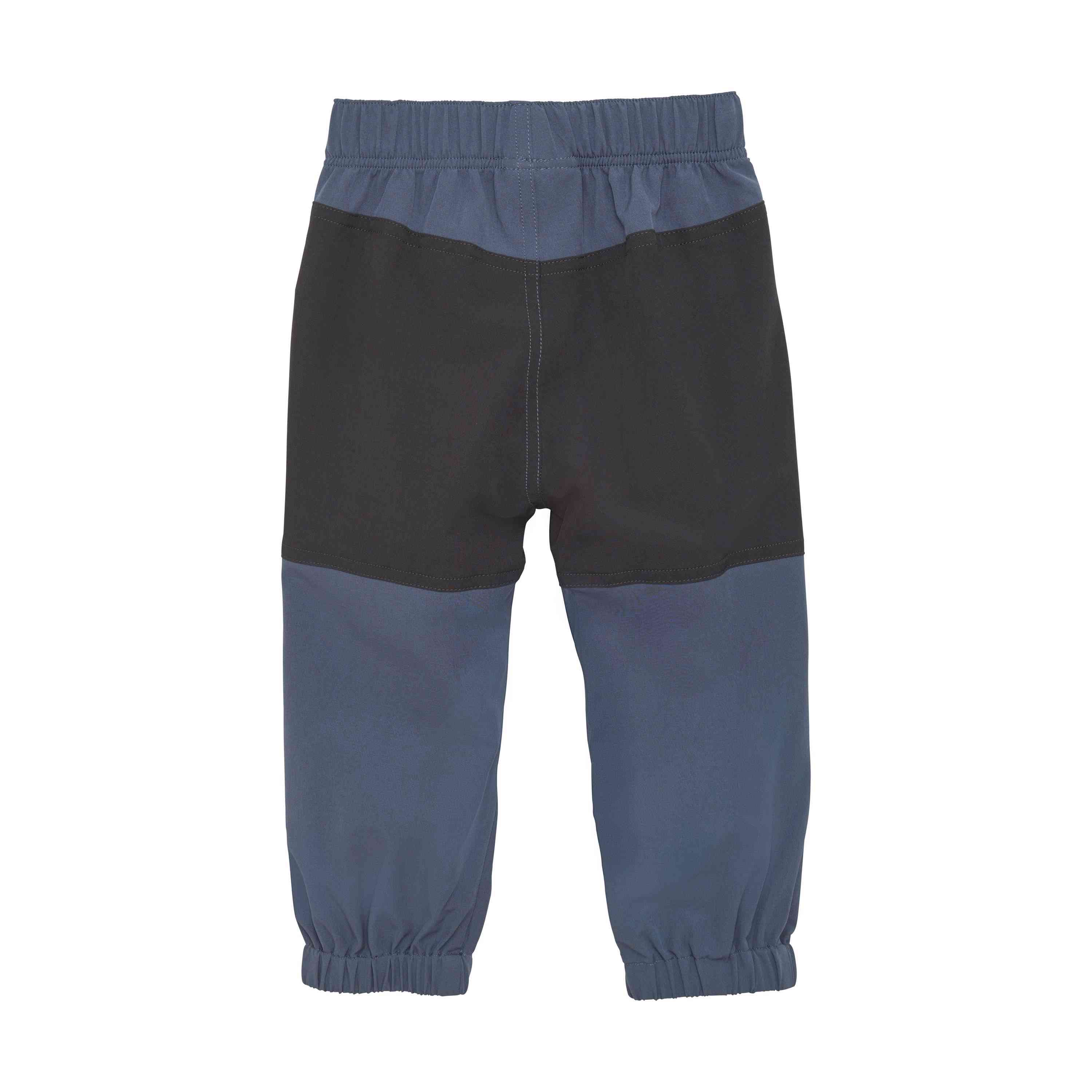 Eine Kinderhose mit zweifarbigem Design. Die Color Kids - Baby Pants Outdoor von Color Kids haben eine dunkelblaue Farbe an der oberen Hälfte und den unteren Beinpartien, mit Schwarz in der Mitte. Diese faire Kindermode-Hose hat einen elastischen Bund und elastische Bündchen an den Knöcheln.