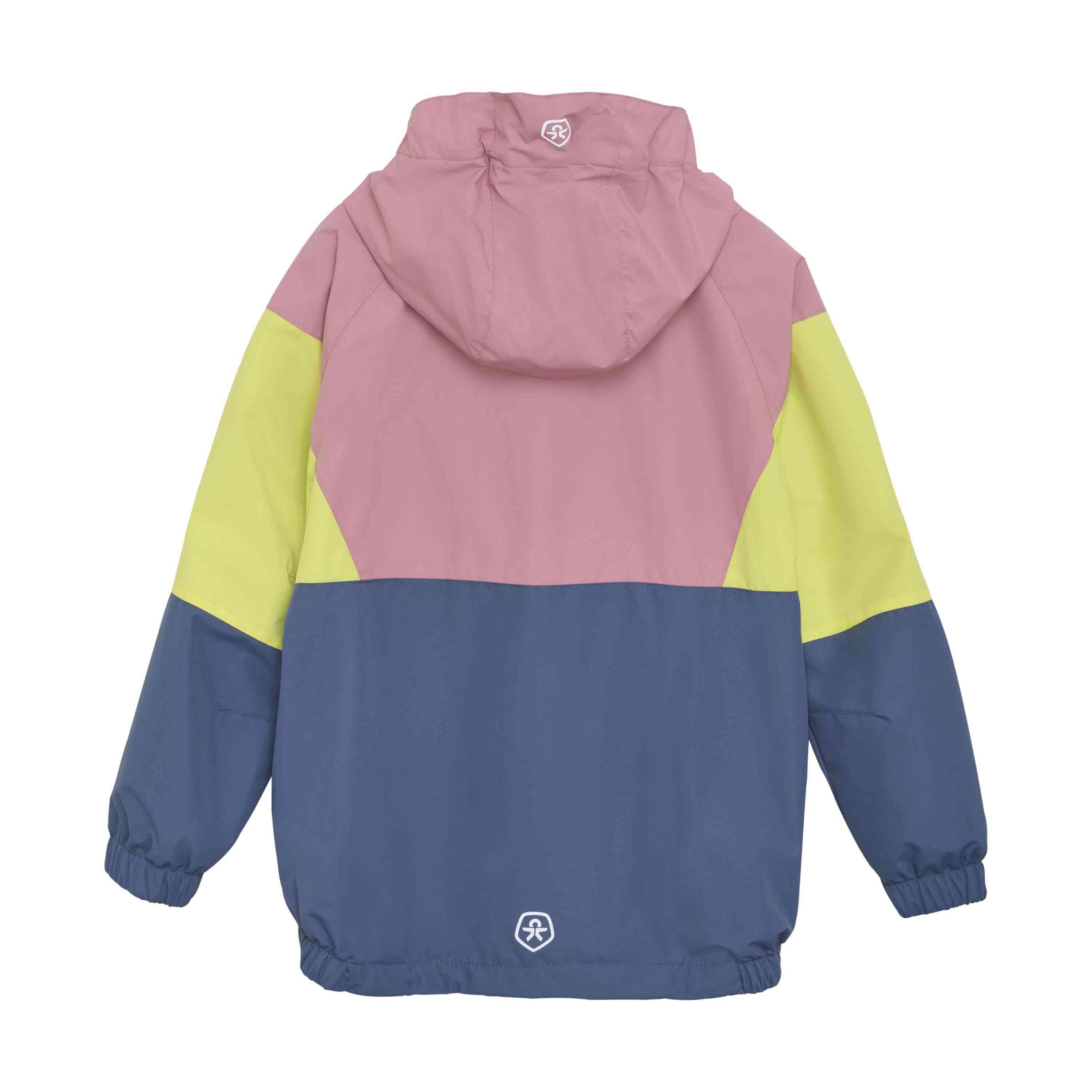 Eine Windjacke für Kinder im Colorblock-Design. Oberteil, Kapuze und Bogenmuster auf der Rückseite sind rosa, der Mittelteil an Armen und Rücken gelb und Unterteil und Bündchen marineblau. Diese GOTS-zertifizierte Color Kids - Jacke von Color Kids verfügt über einen elastischen Bund und Bündchen.