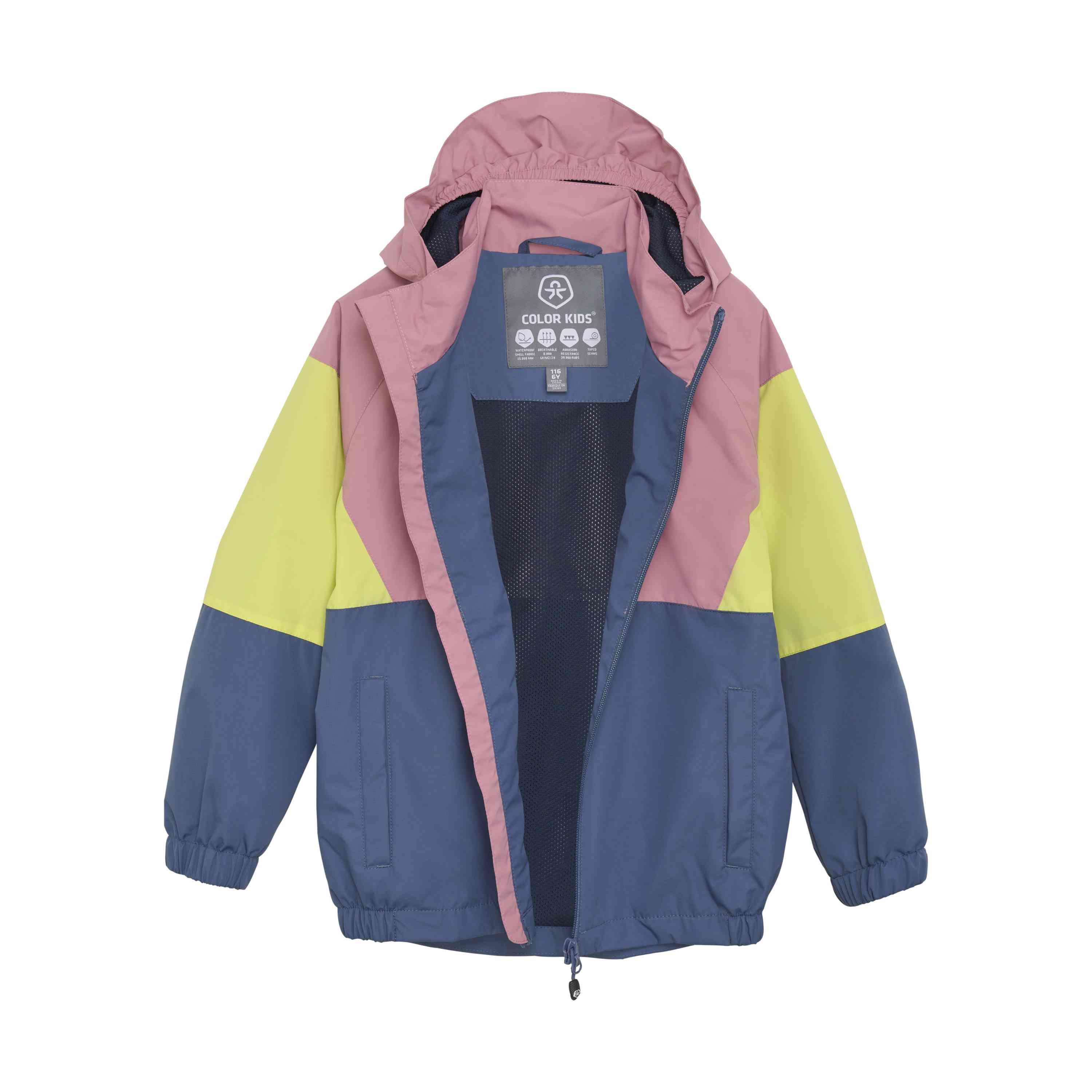 Diese farbenfrohe Color Kids - Jacke von Color Kids mit Kapuze und Reißverschluss vorne ist perfekt für die Kinder, die in der Waldspielgruppe spielen. Der obere Teil und die Kapuze sind rosa, die Mitte limettengelb, während der untere Teil mit Ärmelbündchen und Saum blau ist. Das Innenfutter besteht aus schwarzem Mesh.