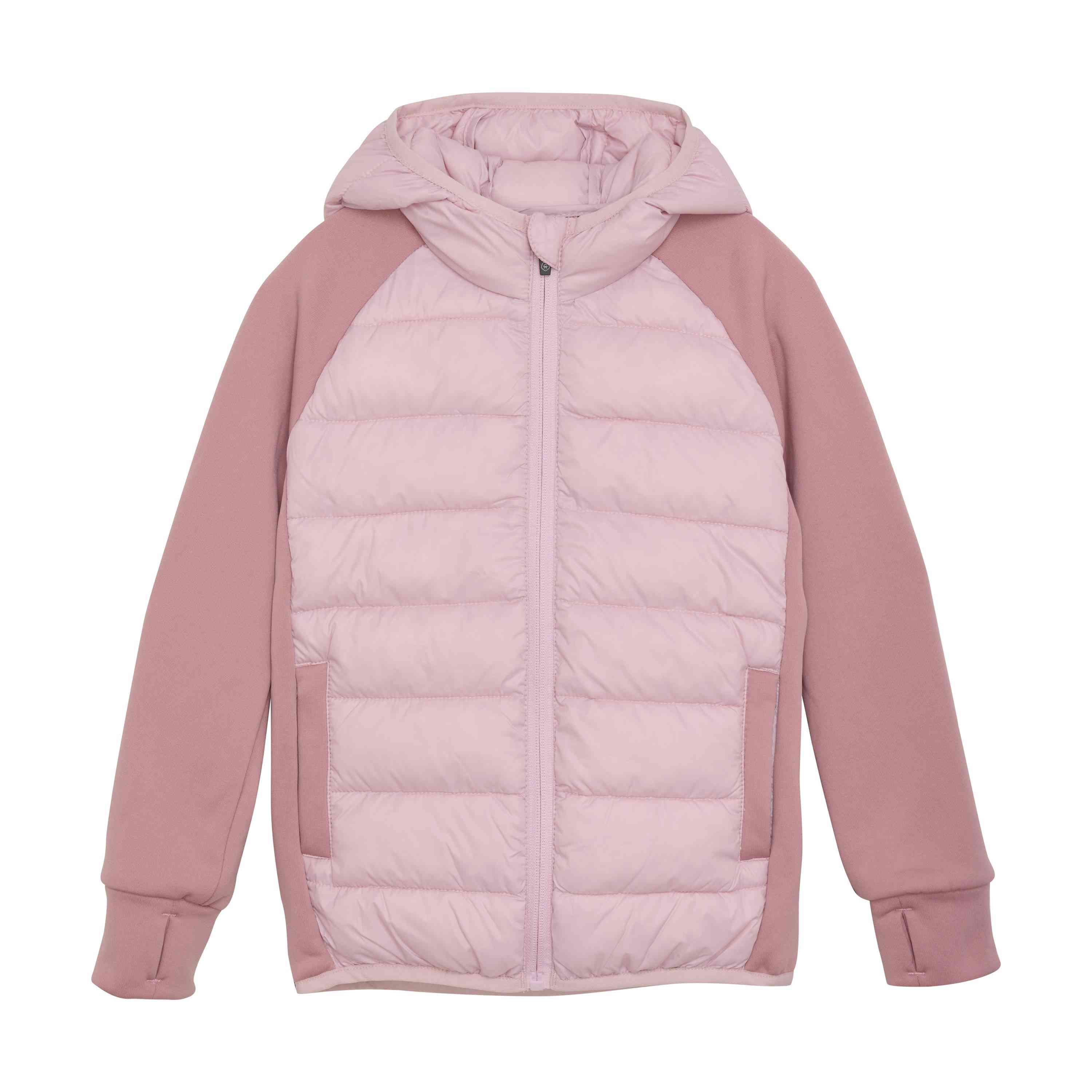 Eine hellrosa und malvenfarbene Hybrid-Fleecejacke für Kinder mit gesteppter Polsterung auf Vorder- und Rückseite. Die Jacke hat einen Reißverschluss vorne, zwei Seitentaschen und lange Ärmel mit Daumenlöchern an den Manschetten.