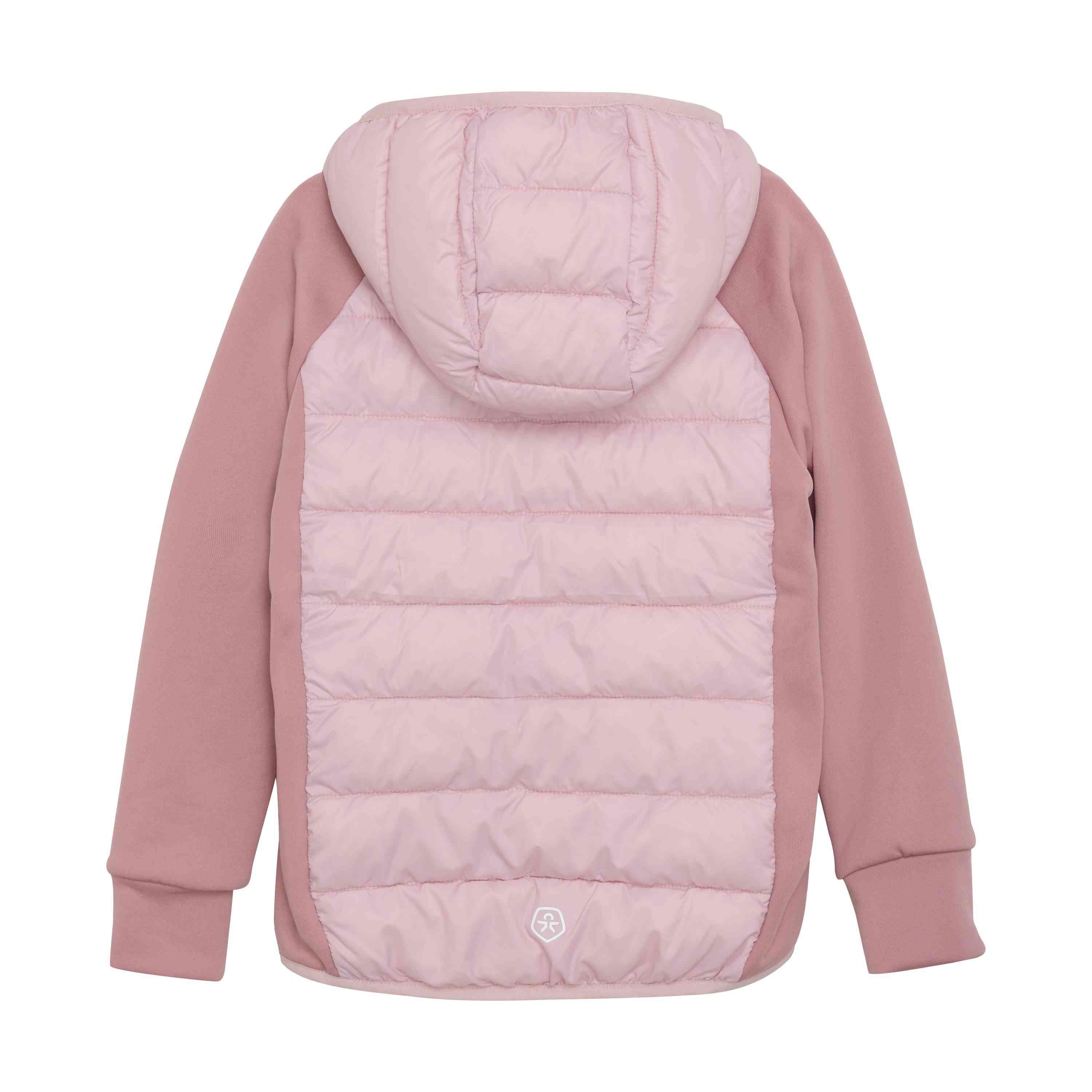 A Color Kids - Hybrid-Fleecejacke mit gestepptem Körper und Ärmeln aus einem anderen Stoff, perfekt als Übergangsjacke für Kinderkleider. Die Rückseite weist abwechselnd breite horizontale Steppabschnitte in einem helleren Rosaton auf, während die Bündchen und Seiten dunkleres Rosa haben.