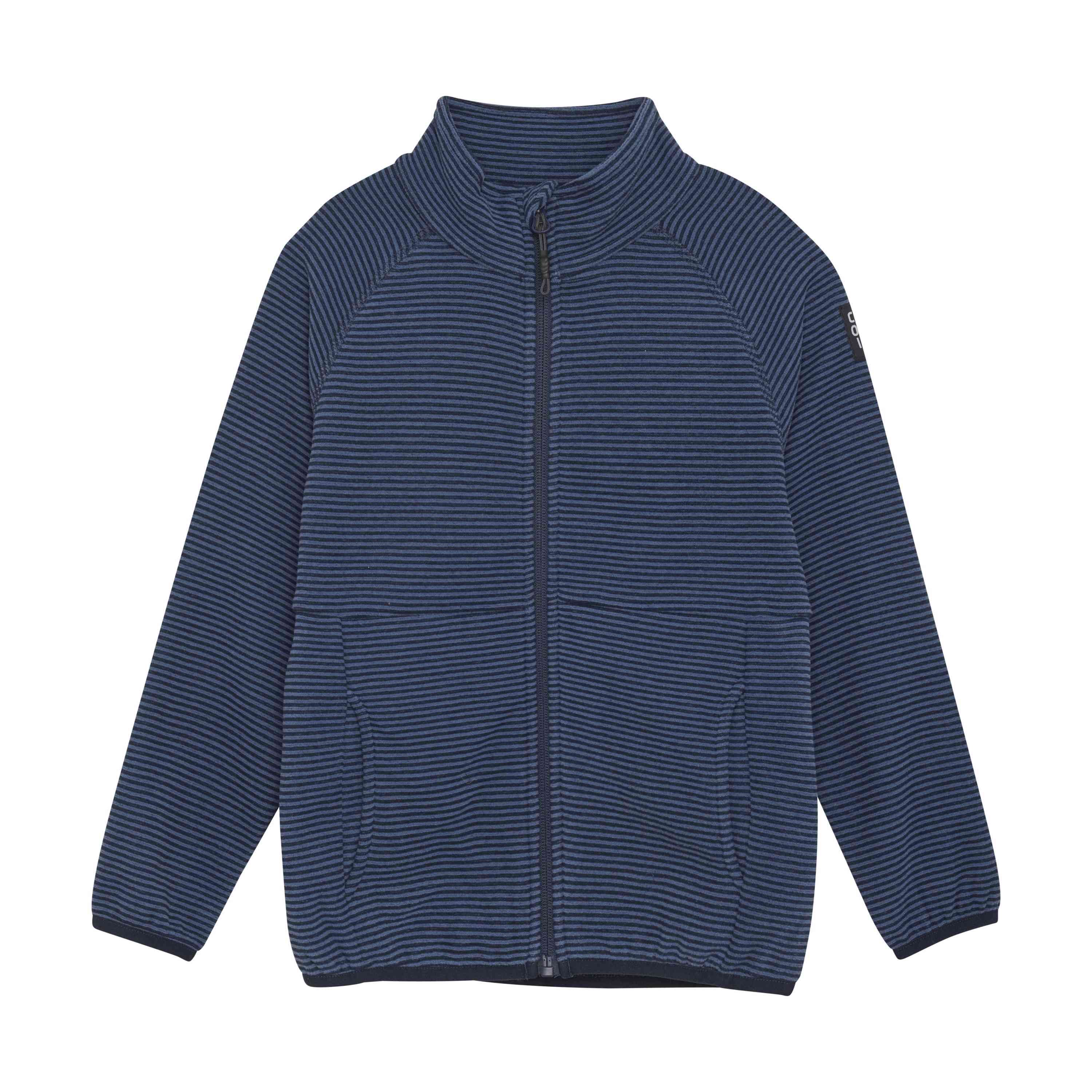 Eine marineblaue langärmelige Color Kids - Fleecejacke von Color Kids mit dünnen Querstreifen und durchgehendem Frontreißverschluss. Die Jacke hat einen hohen Kragen, zwei Seitentaschen und leichte Gummizüge an den Bündchen. Sie ist aus GOTS-zertifiziertem Stoff gefertigt und sieht warm und gemütlich aus.