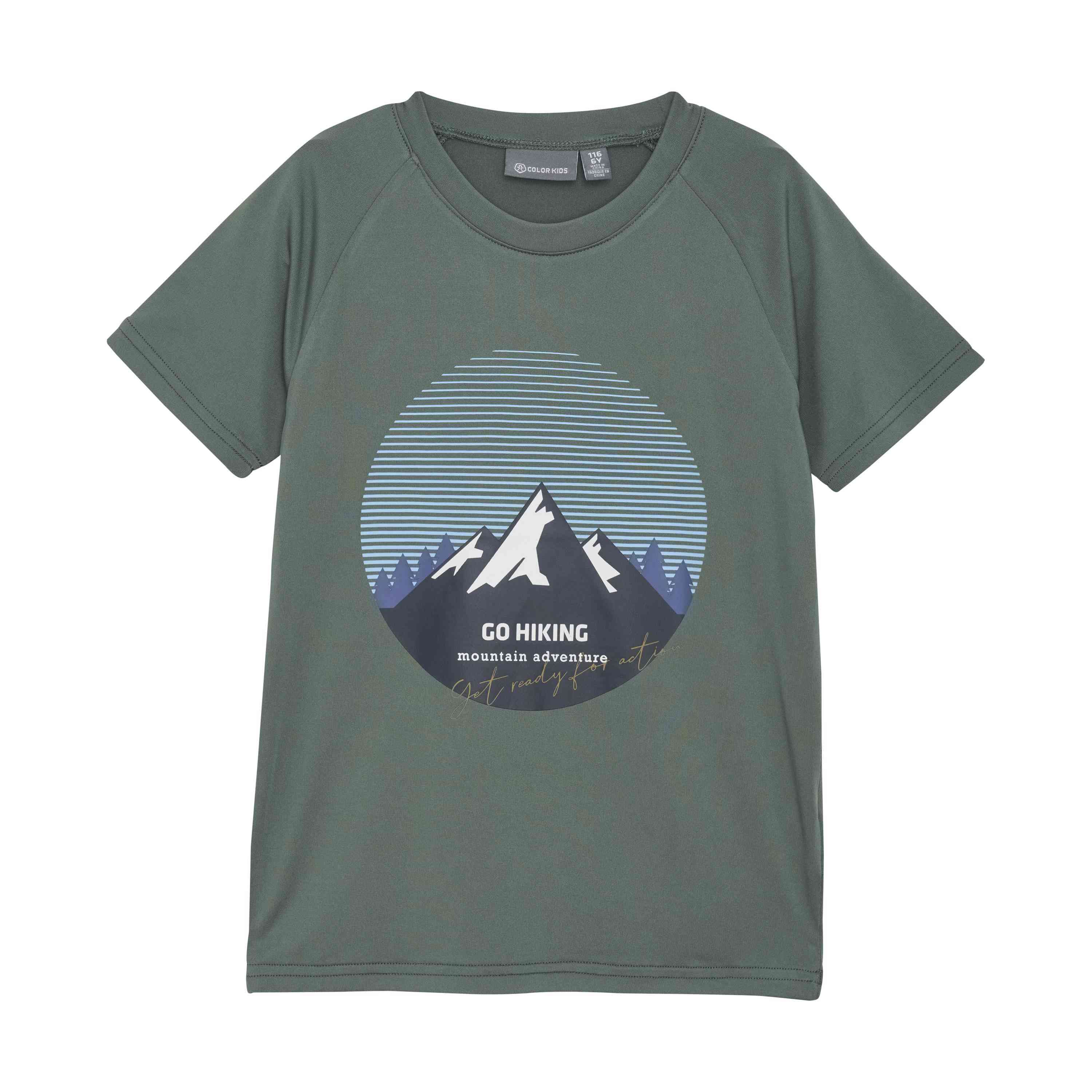 Ein dunkelgrünes Kurzarm-T-Shirt aus GOTS-zertifizierten Materialien, das eine runde Grafik eines Berges mit Bäumen und horizontalen blauen Linien im Hintergrund zeigt. Unter der Grafik ist der Text „GO HIKING“ aufgedruckt, gefolgt von „Bergabenteuer“ in kleinerer Schrift. Dies ist das Color Kids - T-Shirt von Color Kids.