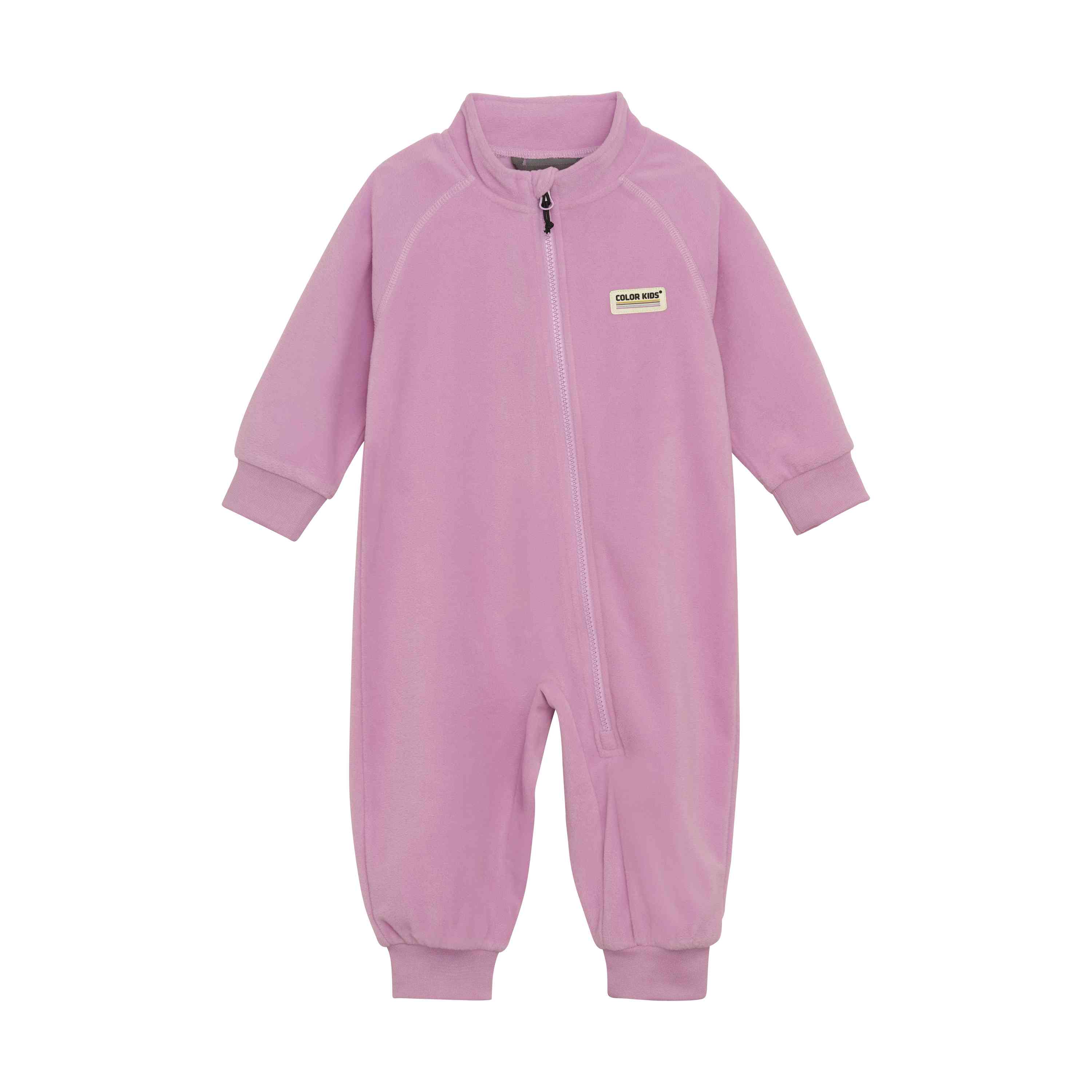 Der Color Kids - Baby Fleece Suit von Color Kids ist ein lilafarbener Einteiler mit langen Ärmeln und Beinen. Er hat gerippte Bündchen an den Handgelenken und Knöcheln, einen Reissverschluss an der Vorderseite und ein kleines rechteckiges Etikett auf der linken Brust. Der Stoff sieht weich und gemütlich aus und ähnelt einem kuscheligen Fleece-Anzug.