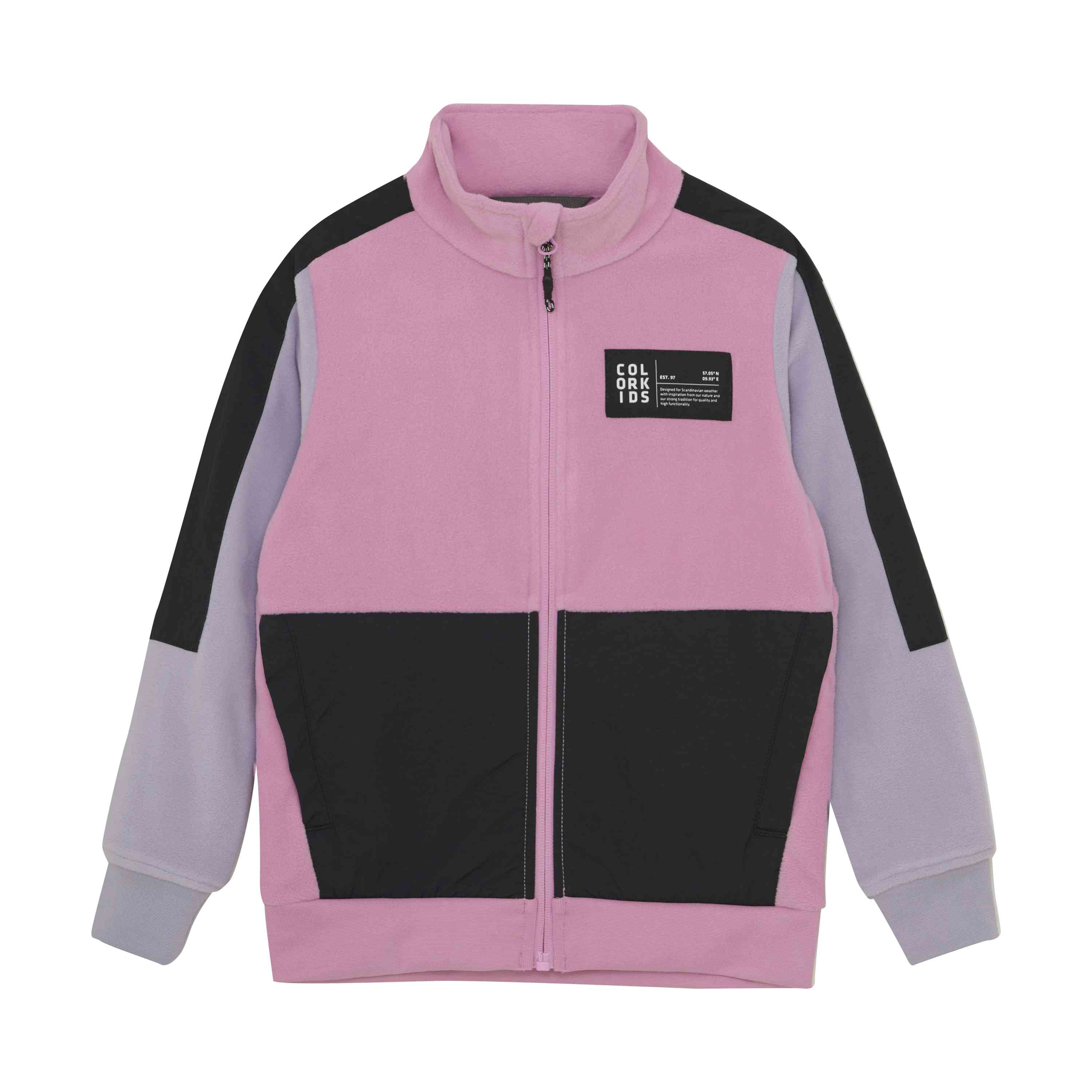 Die Color Kids - Fleecejacke - Colorblock von Color Kids ist in Pastellrosa, Lavendel und Schwarz gehalten. Sie hat einen durchgehenden Reissverschluss vorne und einen hohen Kragen für zusätzliche Wärme. Das schnelltrocknende Material sorgt für Komfort, während ein kleiner schwarzer Patch mit weissem Text auf der linken Brust für Details sorgt. Diese Jacke hat lange Ärmel und ein lässiges, sportliches Design.