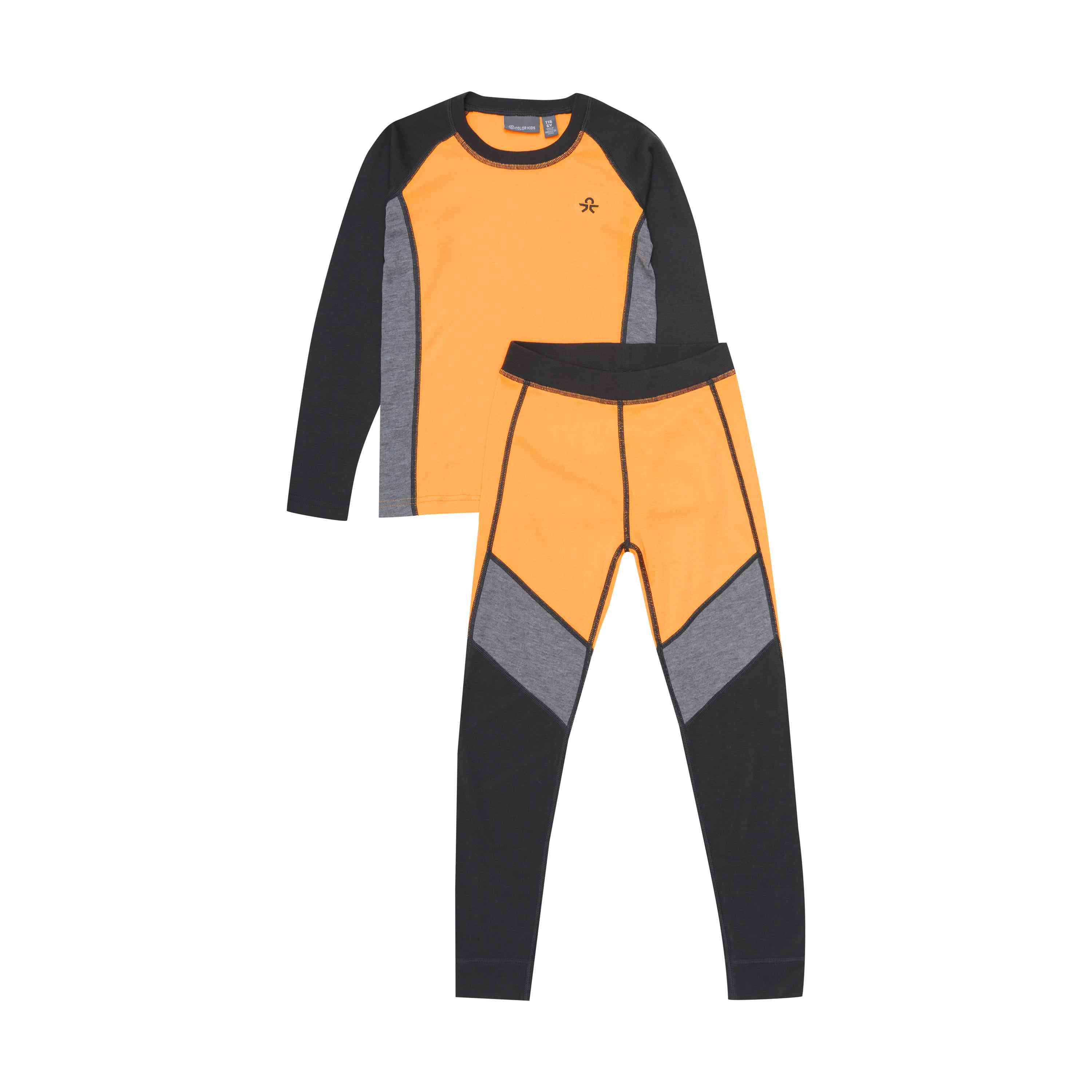 Ein Set langärmliger Thermo-Schlafanzüge von Color Kids mit einem leuchtend orangefarbenen Oberteil mit schwarzen und grauen Ärmeln und einer dazu passenden orangefarbenen Hose mit schwarz-grauem Farbblock an den Beinen. Der Stoff wirkt weich und bequem und hält warm.