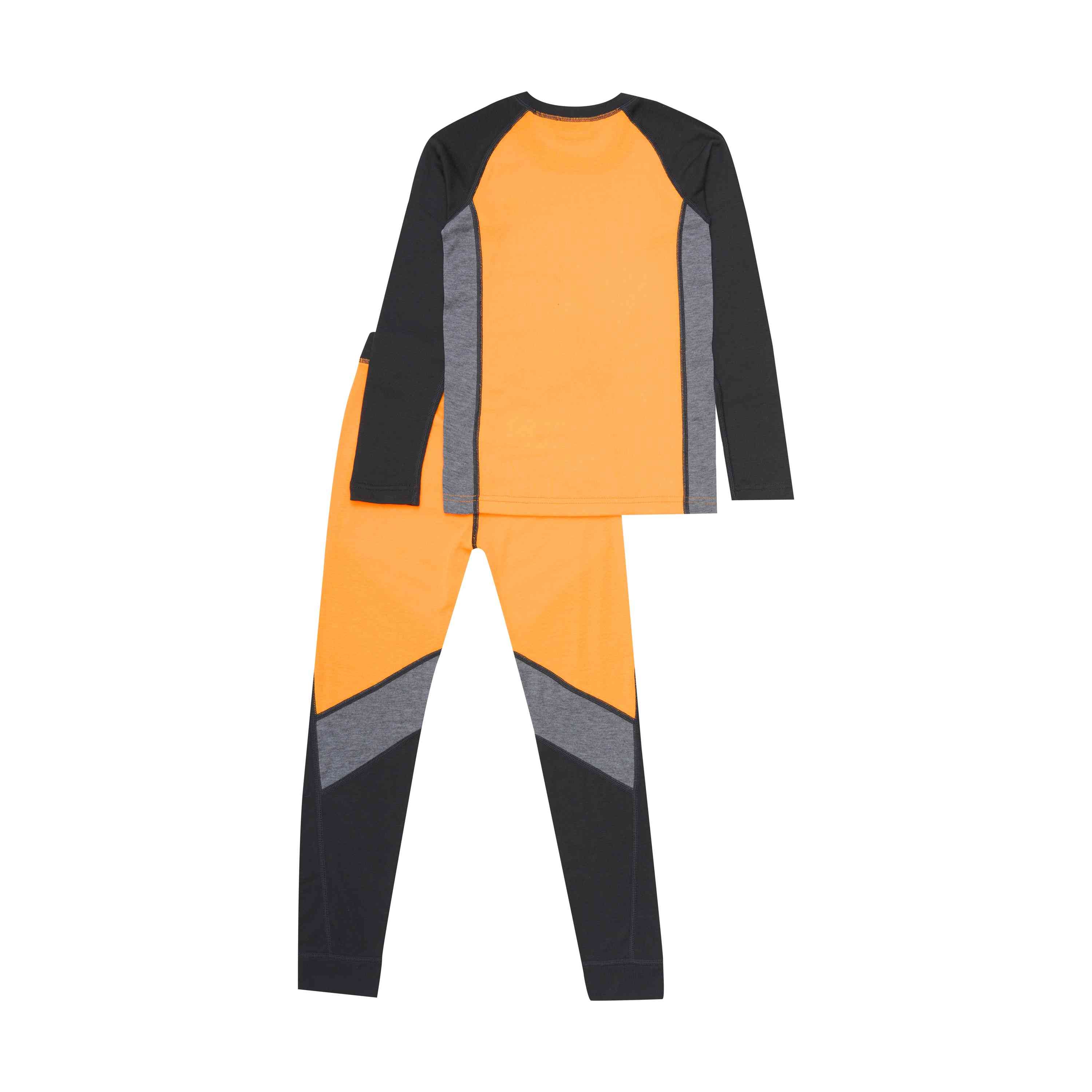 Das Color Kids – Skiunterwäsche – Colorblock ist ein Thermo-Bekleidungsset von Color Kids, bestehend aus einem langärmligen Oberteil mit einem auffälligen Design aus orangefarbenen, grauen und schwarzen geometrischen Einsätzen sowie einer dazu passenden Hose, perfekt für kaltes Wetter.