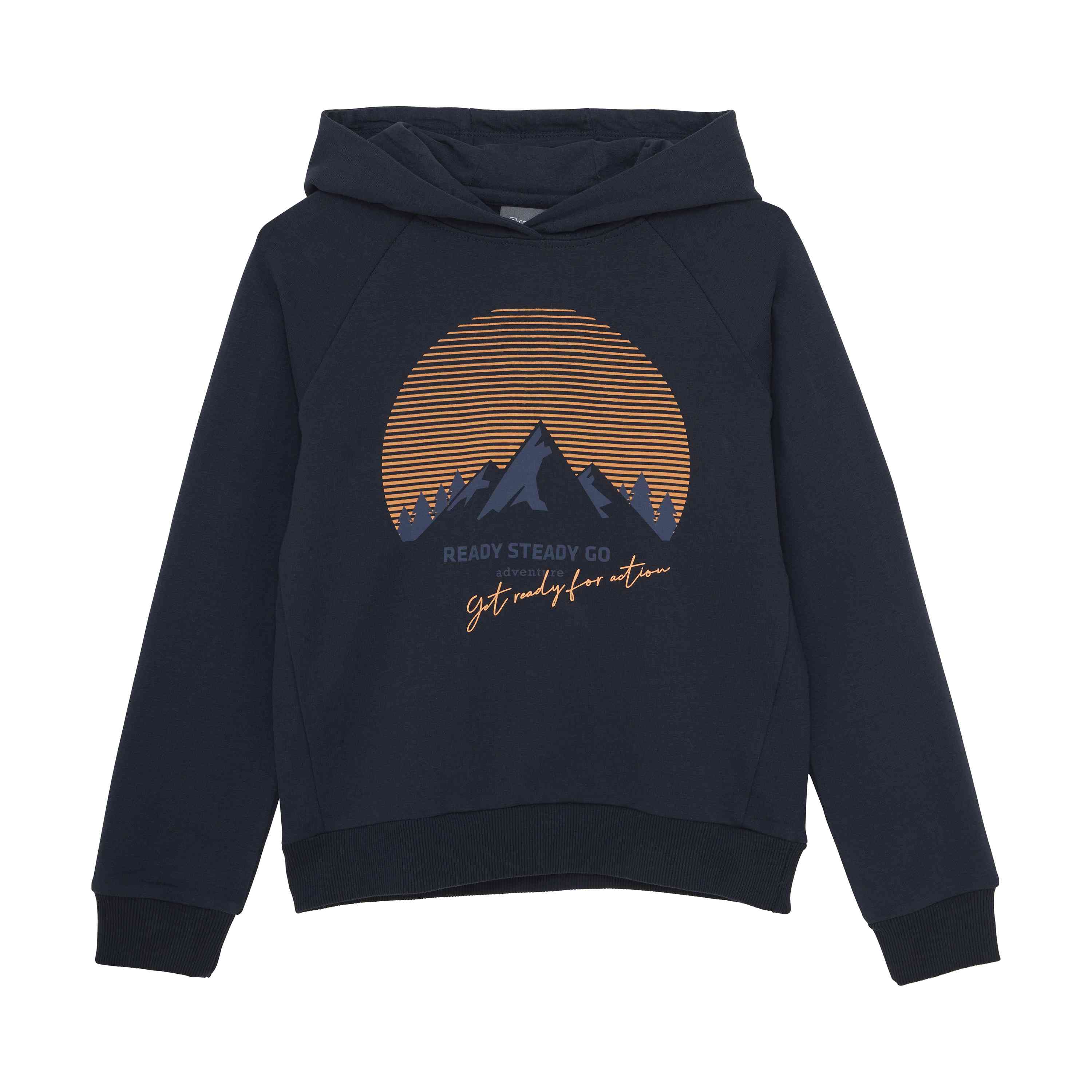 Wir präsentieren den Color Kids - Pullover von Color Kids, einen marineblauen Kapuzenpullover mit langen Ärmeln und Kapuze. Auf der Vorderseite sind Berge vor einer orangefarbenen Sonne mit horizontalen Linien abgebildet. Der Text auf dem Kapuzenpullover lautet: „READY STEADY GO, mach dich bereit für sie.“ Beschreibung folgt.