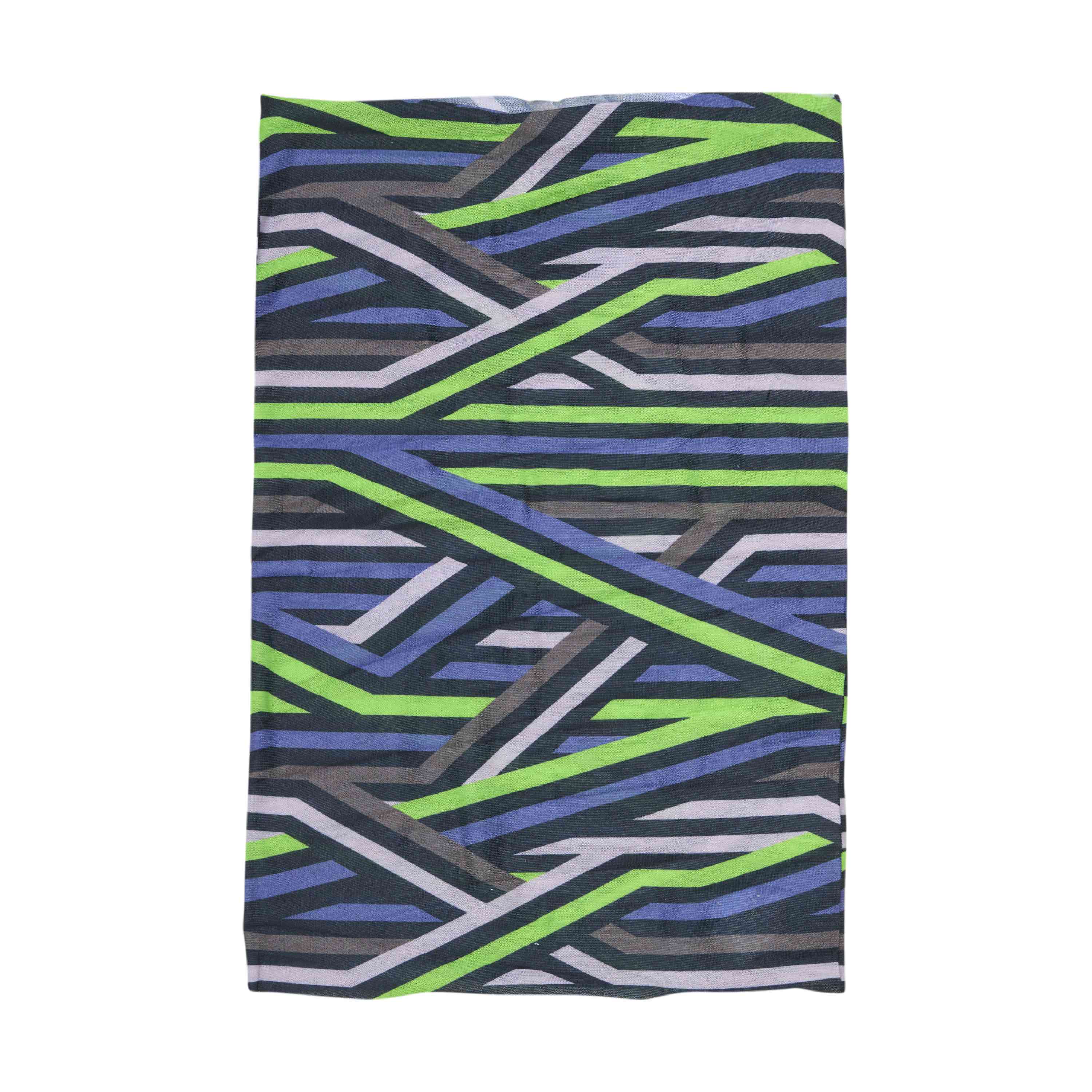 Der Color Kids - Neckwarmer - AOP von Color Kids zeigt ein geometrisches Muster mit sich kreuzenden Zickzacklinien in Grün-, Blau-, Grau- und Schwarztönen. Das dynamische, mehrschichtige Design hebt sich von einem hellgrauen Hintergrund ab und erzeugt eine harmonische Mischung aus Farben und Mustern.