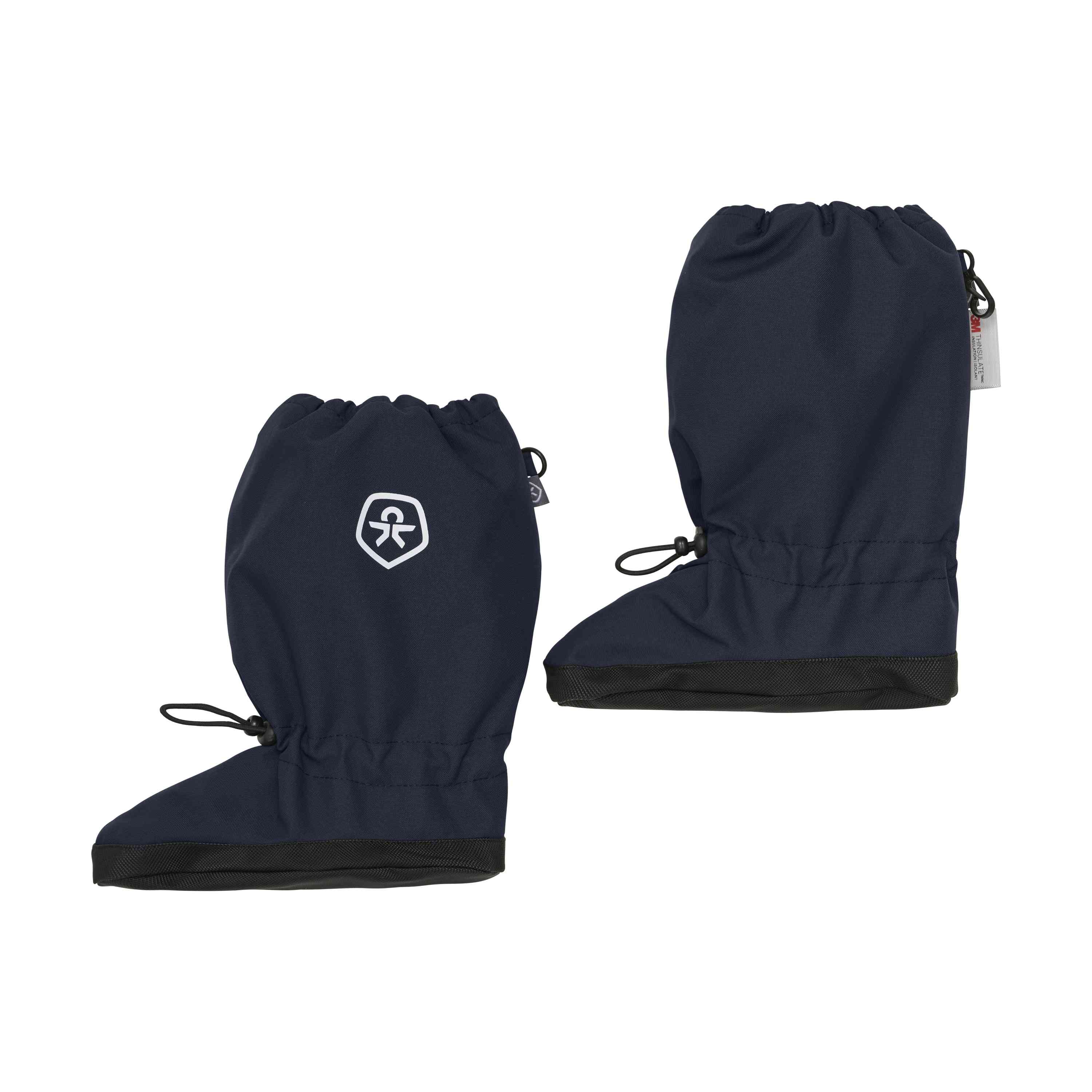 Die Color Kids - Schneeschuhe W. Anti Slip sind marineblaue Outdoor-Gamaschen mit einem kleinen weissen Baumlogo auf einer Seite. Sie haben elastische Öffnungen, verstärkte schwarze Bodenteile und verstellbare Kordeln, die Füsse und Unterschenkel schützen.