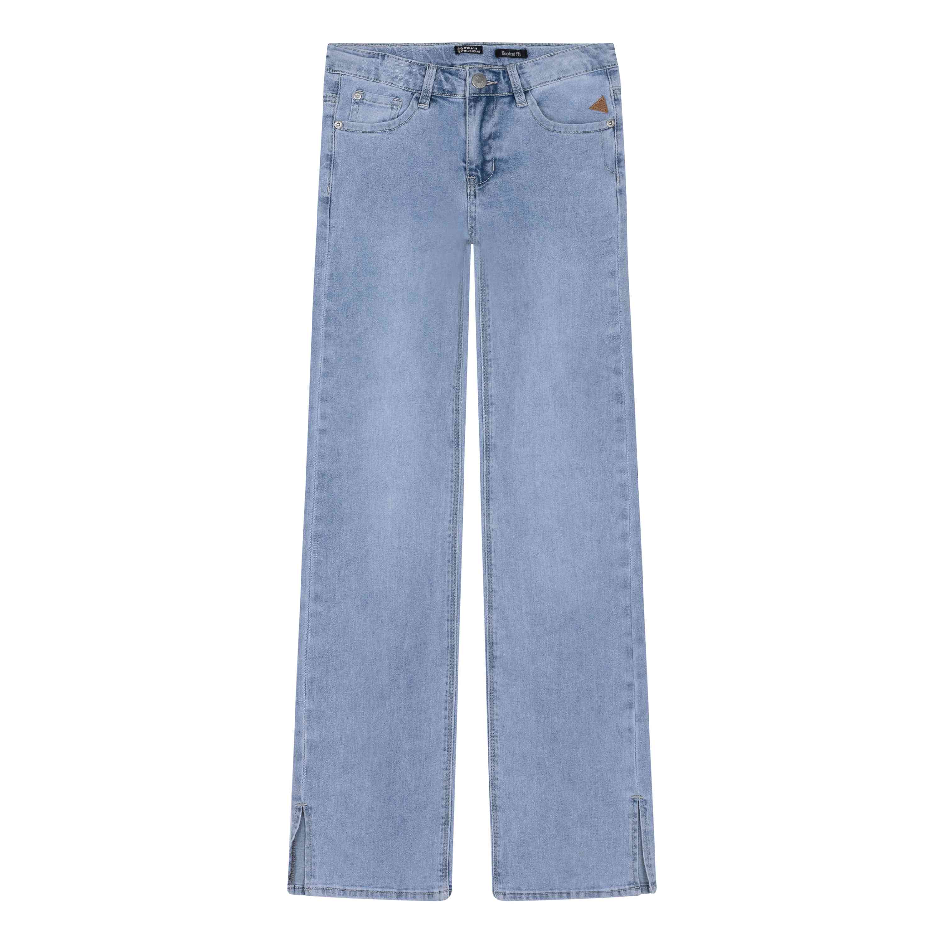 Ein Paar Indian Blue Jeans – 2142 Bootcut Fit in hellblauem Denim mit klassischem geradem Bein. Diese Jeans hat Vorder- und Gesäßtaschen, einen Knopfverschluss mit Reißverschluss und dezente Dreiecksnähte auf der Gesäßtasche. Der Stoff hat ein leicht verblasstes Aussehen, was zu ihrem Vintage-Look beiträgt. Die Marke hinter dieser stylischen Jeans ist Indian Blue Jeans. Beschreibung folgt.