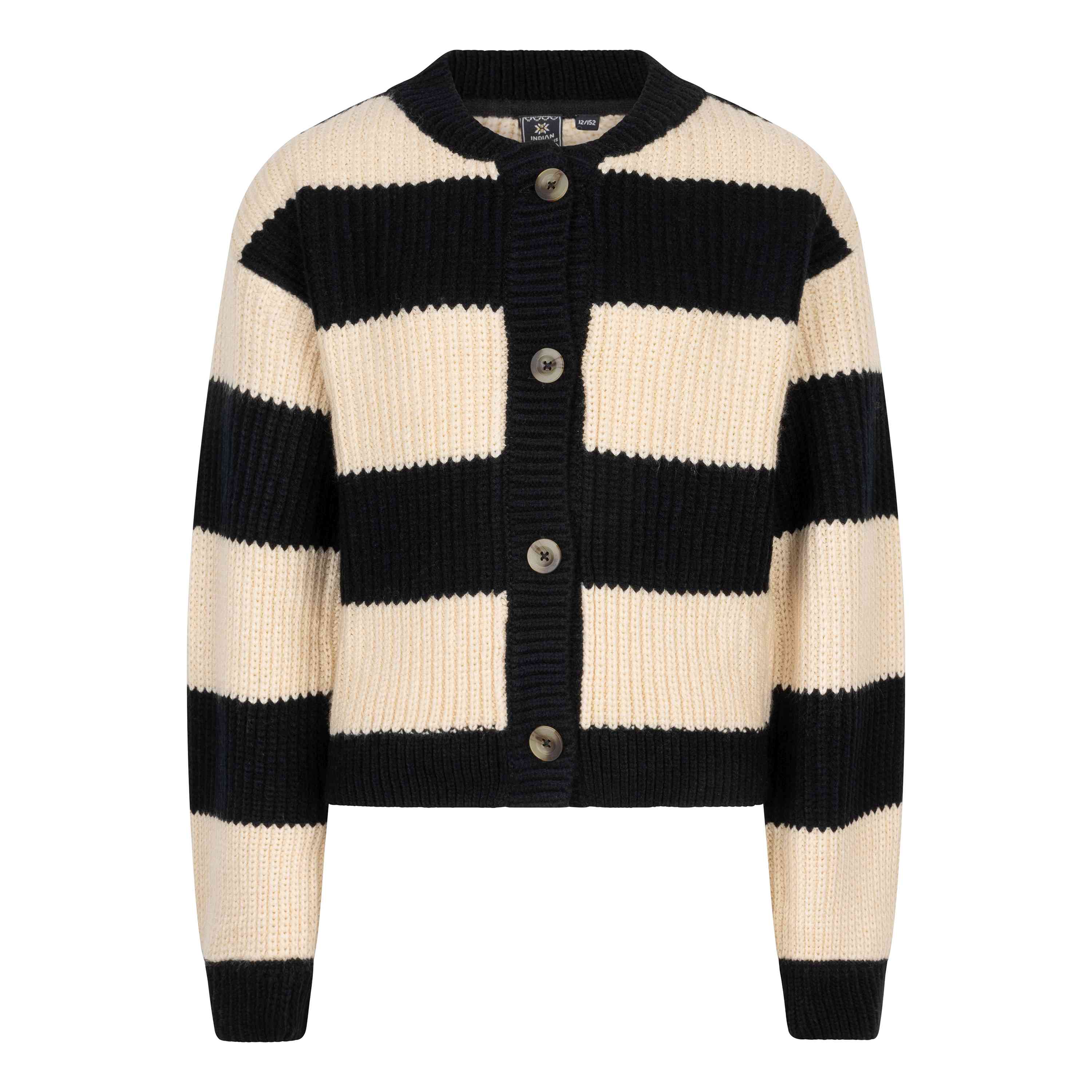 Der Indian Blue Jeans Knitwear Striped Heavy Cardigan weist breite horizontale schwarze und cremefarbene Streifen auf. Er hat einen Rundhalsausschnitt, gerippte Struktur, große Knöpfe vorne, lange Ärmel und eine leicht verkürzte Passform.