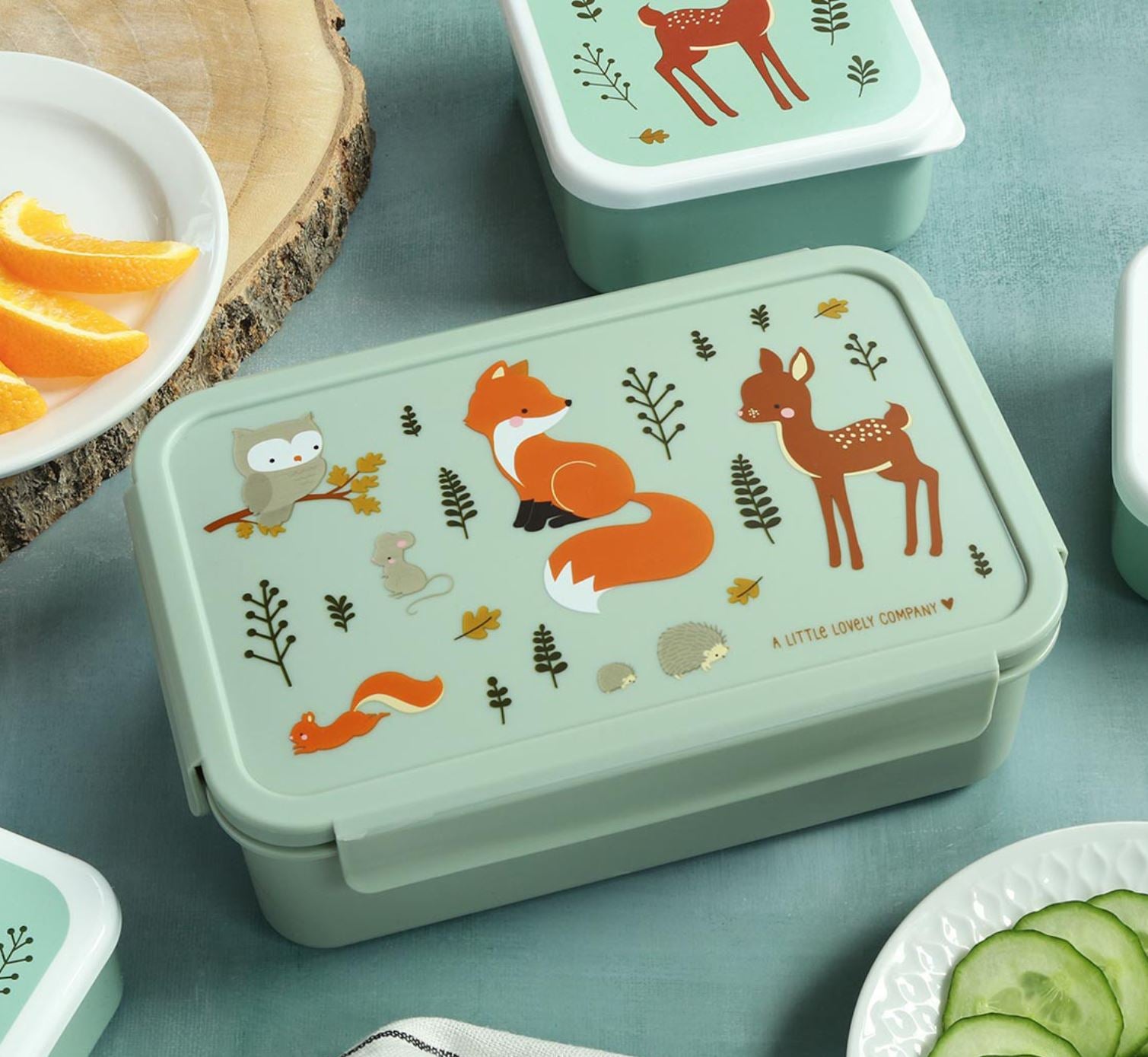 Grüne Kinder-Lunchbox mit Waldtier-Design von 'A Little Lovely Company', dekoriert mit Fuchs, Reh, Eule und Eichhörnchen. Perfekt für den Kindergarten oder die Schule.