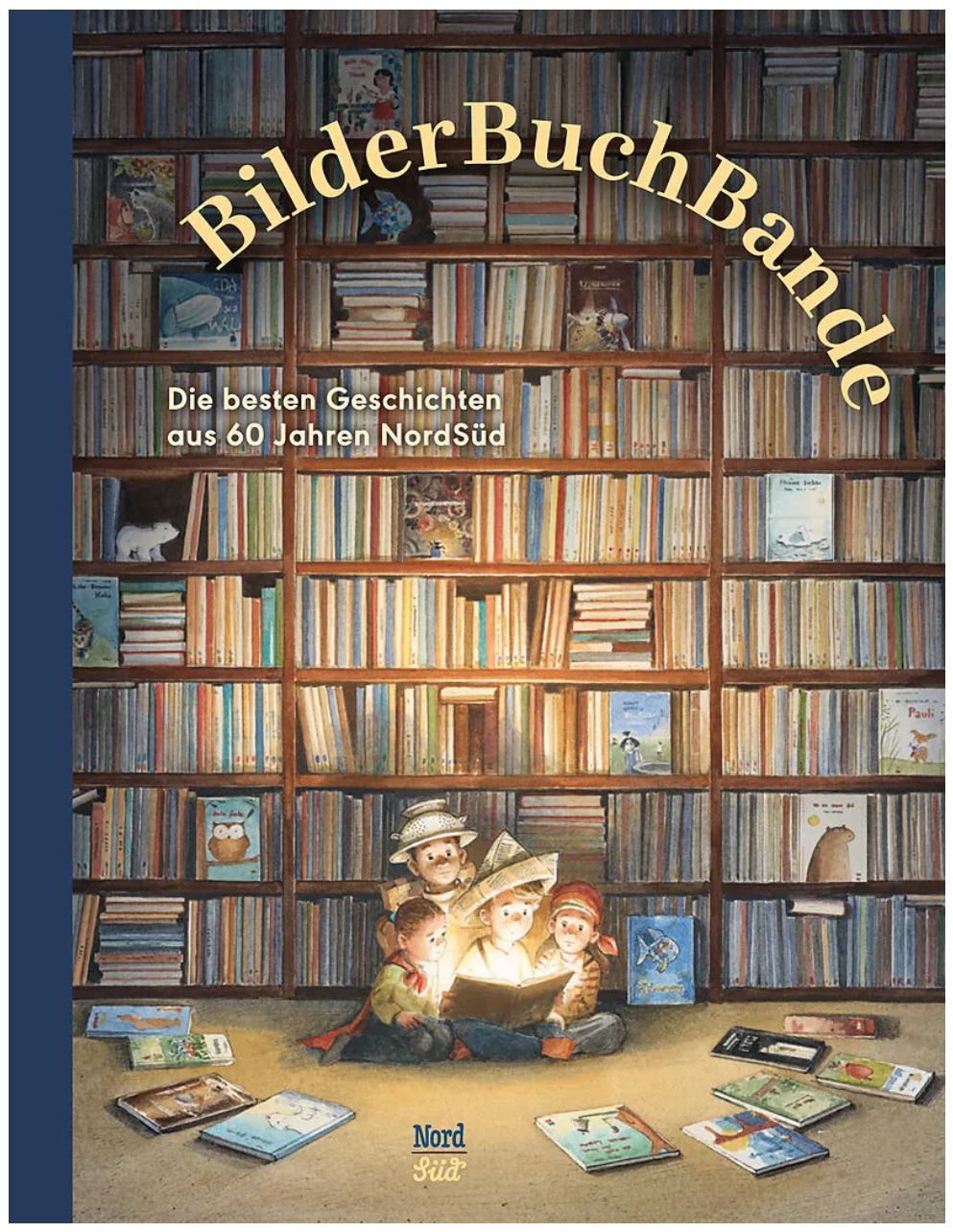 Buchcover der „Bilderbuchbande“. Die Illustration zeigt drei Kinder, die auf dem Boden sitzen und ein leuchtendes Buch lesen, umgeben von Regalen voller verschiedener bunter Bücher. Der Untertitel lautet: „Die besten Geschichten aus 60 Jahren NordSüd“. Perfekt zum Bestellen von Kinderbüchern oder als Geburtstagsgeschenk für 3 Jahre von Nila Kids.