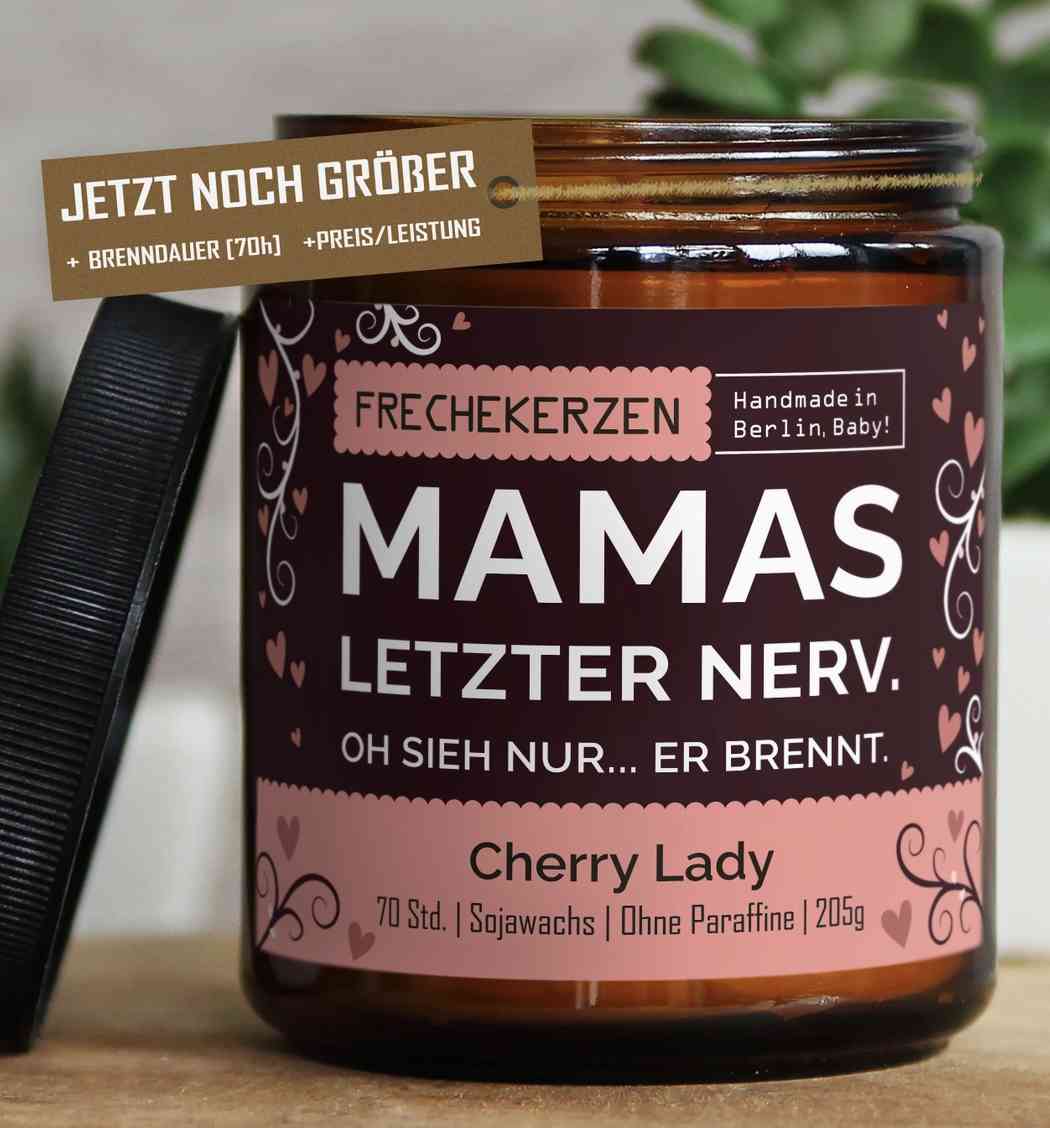 Eine braune Kerze im Glas mit schwarzem Deckel und der Aufschrift „MYSOY - MAMAKERZE LETZTER NERV“. Darauf steht „OH SIEH NUR... ER BRENNT“ und „Cherry Lady“, mit 70 Stunden Brenndauer, 205 g Sojawachs und paraffinfrei. Auf dem Etikett steht „JETZT NOCH GRÖBER (70h) +PRE