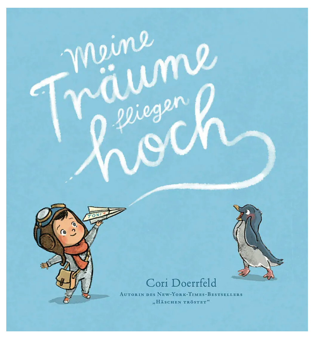 Auf einem blauen Buchcover ist ein kleines Mädchen mit Fliegermütze und Schutzbrille zu sehen, das ein Papierflugzeug hält. Rechts von ihr steht ein Pinguin. Das Nila-Kids-Produkt „Meine Träume fliegen hoch“ ist in weißer Schreibschrift geschrieben. Der Name der Autorin, Cori Doerrfeld, steht unten.