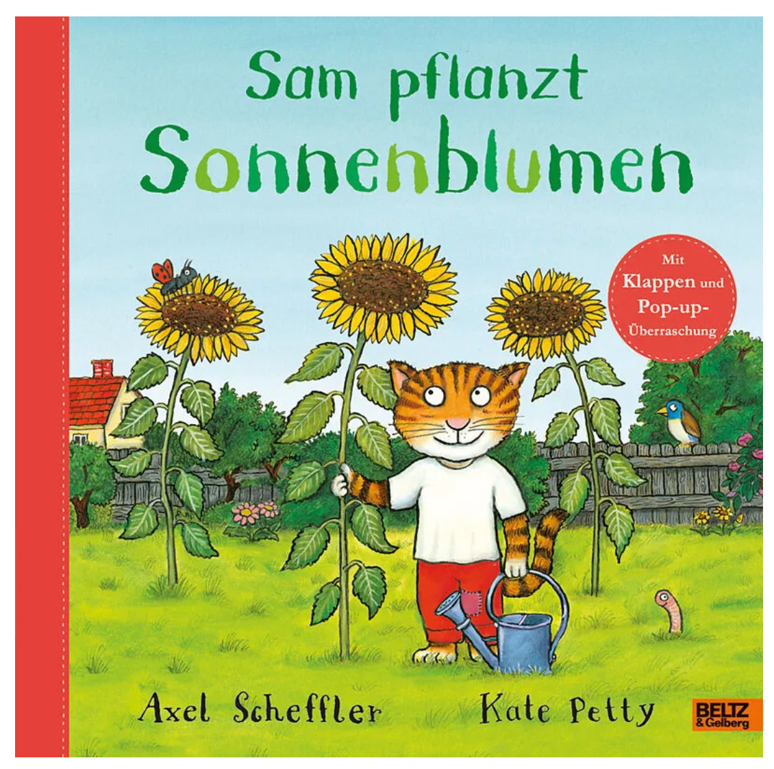 Produktcover-Illustration von „Sam pflanzt Sonnenblumen“ von Axel Scheffler und Kate Petty von nila kids. Eine lächelnde anthropomorphe Katze in weißem Hemd und blauer Hose steht zwischen Sonnenblumen und hält eine rote Gießkanne. Der Hintergrund zeigt Bäume unter blauem Himmel, was es zu einem idealen Kinderbuch für Geburtstagsgeschenke für junge macht.