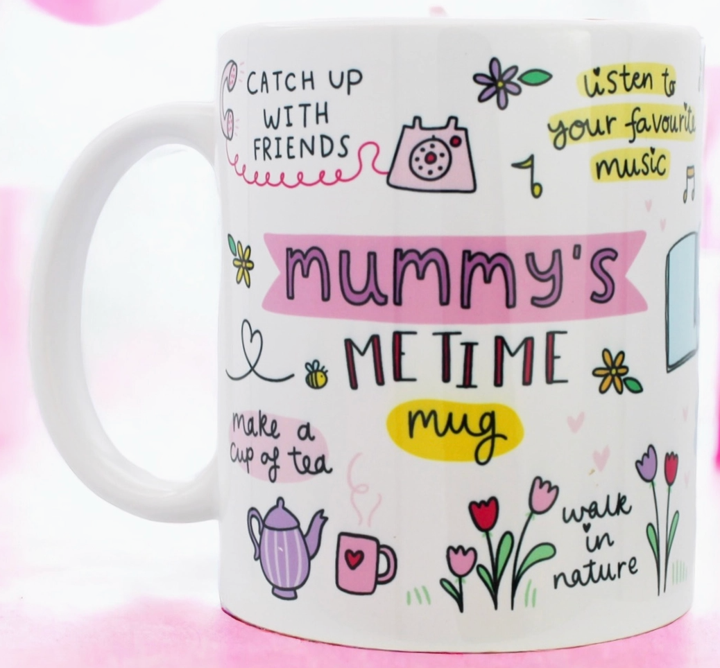 Ein Wohlfühlgeschenk – Tasse Mama von Feel Good Gift mit farbenfrohen, verspielten Designs und dem Text „Mummy‘s ME TIME-Tasse“, umgeben von Illustrationen freudiger Aktivitäten: sich mit Freunden treffen, Musik hören, eine Tasse Tee machen und in der Natur spazieren gehen, mit Blumen und einer Telefonkritzelei – perfekt für die Einrichtung Ihres Kinderzimmers.