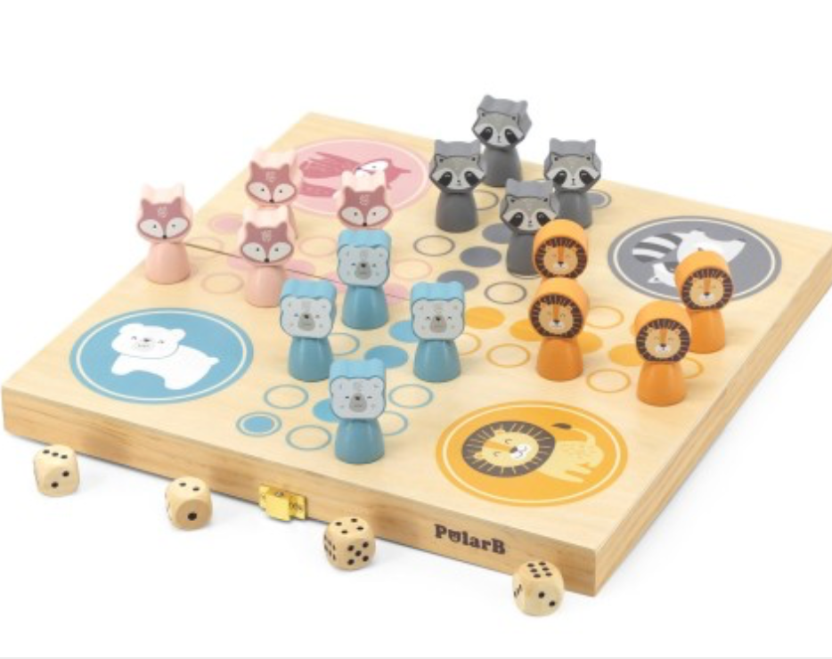 Das Viga - Ludo PolarB von Viga ist ein klassisches Ludo-Spielset mit einem hölzernen, tierisch gestalteten Brett, das mit entzückenden Illustrationen und pastellfarbenen Holzspielsteinen geschmückt ist. Die Spieler werden ermutigt, strategisches Denken anzuwenden, während sie ihre Füchse, Waschbären, Bären oder Löwen über das Brett bewegen. Das Set enthält vier Holzwürfel, die am unteren Rand des Bretts platziert werden.