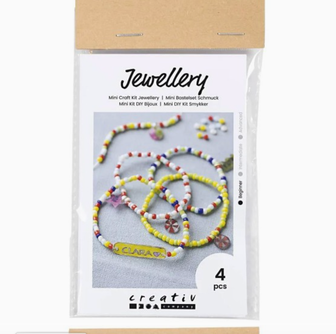 Ein verpacktes Mini-Bastelset zum Herstellen von Schmuck, präsentiert in einer durchsichtigen Plastiktüte mit Kartondeckel. Das vordere Etikett zeigt bunten Perlenschmuck mit dem Namen „Clara“ auf einem Armband. Dieses Creative Company - DIY-Schmuckset - Armbänder enthält Materialien für vier Teile und ist perfekter Bastelbedarf für Kinder. Der Text enthält „Schmuck“ und „4 Stück“.