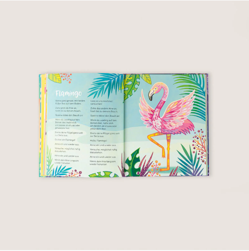 Ein farbenfrohes, aufgeschlagenes Kinderbuch mit einem Flamingo auf der rechten Seite. Der Flamingo steht auf einem Bein zwischen farbenfrohen tropischen Blättern und Blumen. Die linke Seite mit dem Titel „Flamingo“ enthält einen Text in einer anderen Sprache als Englisch und verwendet „Entspannt wie ein Panda“ von nila kids, um Entspannung und Konzentration zu fördern.