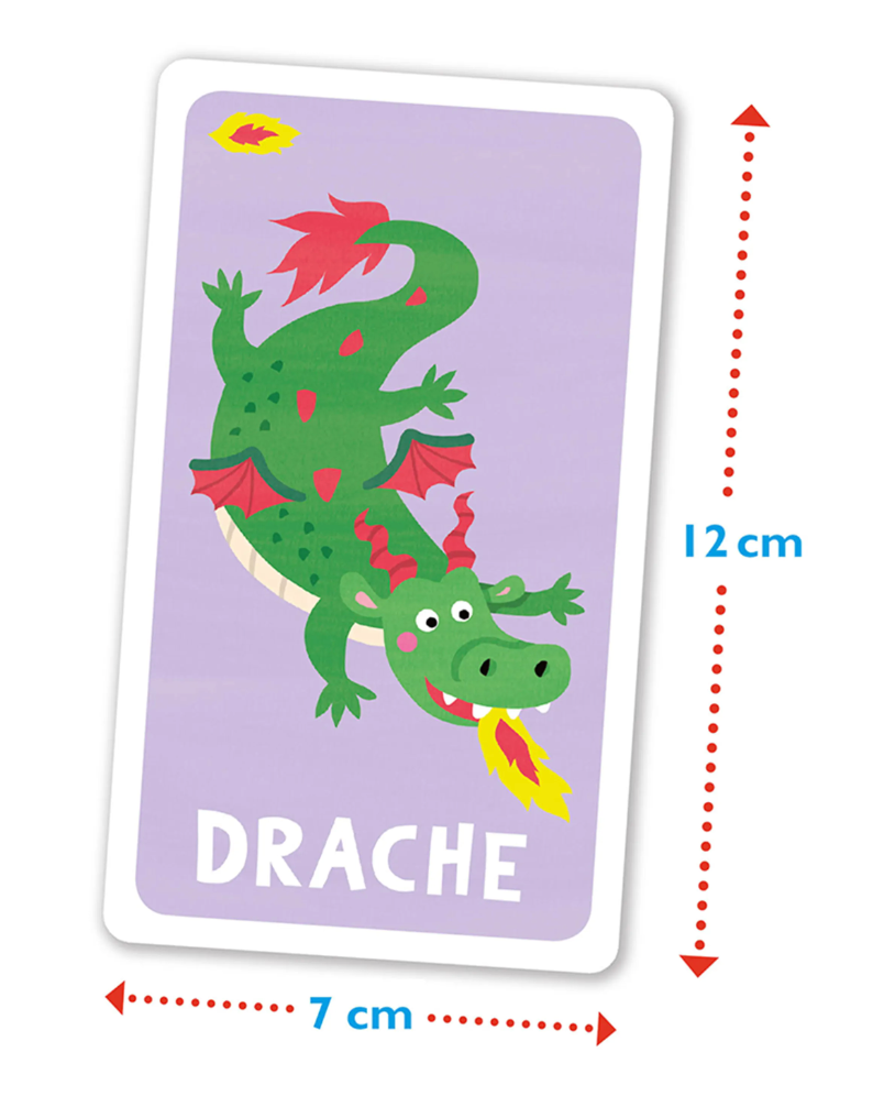 Eine Spielkarte „Quartett – Einfach magisch“ von Nila Kids zeigt eine grüne Drachenillustration auf hellviolettem Hintergrund. Der Drache mit roten Flügeln und Hörnern speit Feuer. Die Karte trägt unten die Aufschrift „DRACHE“ und ist 12 cm hoch und 7 cm breit.