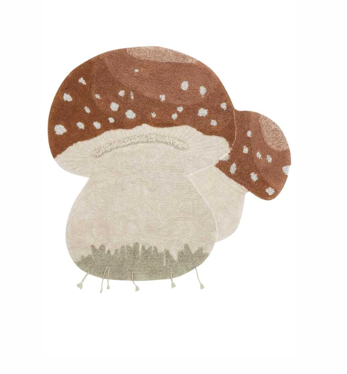 Ein skurriler Teppich Boletus von Lorena Canals in Form eines Pilzes mit hellbeigem Stiel und braunem Hut mit weißen Punkten, perfekt für eine Einrichtung für ein junges Kinderzimmer. Der Teppich hat verspielte, unregelmäßige Fransen entlang der Unterkante, die die natürlichen Details eines Pilzes nachahmen. Der Hintergrund ist weiß.