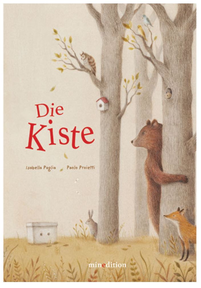 Cover des Buches „Die Kiste“ von Isabella Paglia und Paolo Proietti. Die Illustration zeigt einen Bären und einen Fuchs, die neben zwei Bäumen mit Vögeln und einem Eichhörnchen stehen. Auf dem Boden steht eine weiße Schachtel, was es zu einem idealen Kinderbuch-Geburtstagsgeschenk für junge 3-Jährige macht. Der Hintergrund zeigt eine skurrile Waldszene. Diese entzückende Geschichte wird Ihnen von Nila Kids präsentiert.