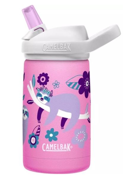 Eine rosa Camelback - Eddy + Kids-Flasche für Kinder, verziert mit verspielten Illustrationen von Faultieren, die von Ästen hängen, umgeben von bunten Blumen. Die Flasche verfügt über einen praktischen Ausgießer und einen grauen Deckel mit einem rosa Trinkhalm – perfekt in Kombination mit einer umweltfreundlichen Kindergarten-Brotdose aus Edelstahl.