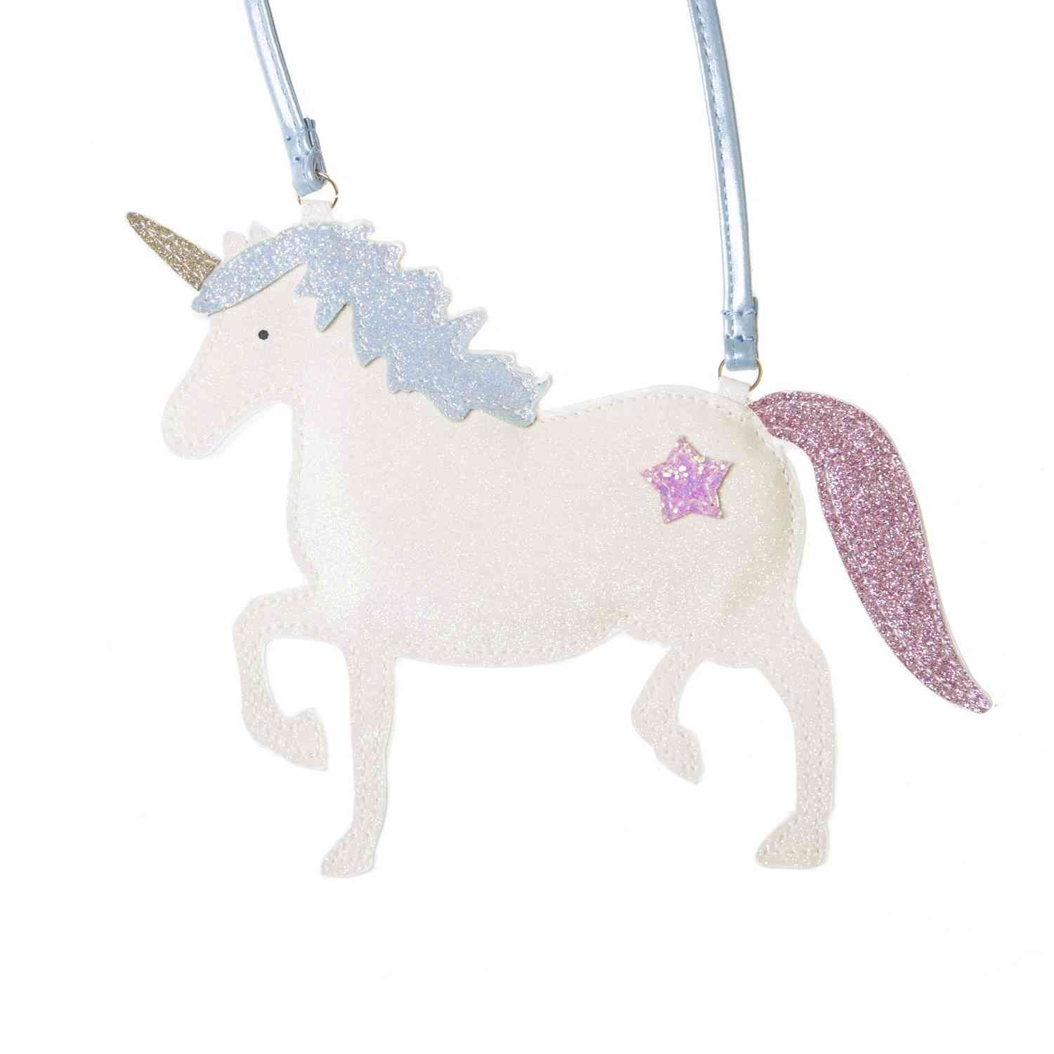 Eine glitzernde Handtasche in Einhornform mit hellblauer Mähne, rosa Schweif und silbernem Horn. Das Einhorn hat einen rosa Stern an der Seite und einen dünnen Riemen zum Tragen. Das Design ist verspielt und skurril, sodass es perfekt für jedes Kinderartikelgeschäft ist, das die Fantasie junger Leute anregen möchte. Wir präsentieren die Rockahula - Einhorn Glitzertasche von Rockahula!