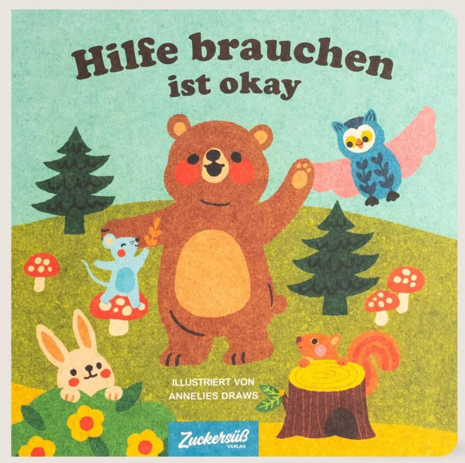 Illustration eines Braunbären, eines Häschens, eines Eichhörnchens, einer Maus und einer Eule in einer fröhlichen Waldlandschaft mit Pilzen und Bäumen. Der deutsche Text lautet „Hilfe braucht ist okay“ mit Dank an die Illustratorin Annelies Draws. Perfekt als Kinderbuch oder Geburtstagsgeschenk 3 Jahre. Produktname: Hilfe brauchen ist OK. Markenname: Nila Kids.