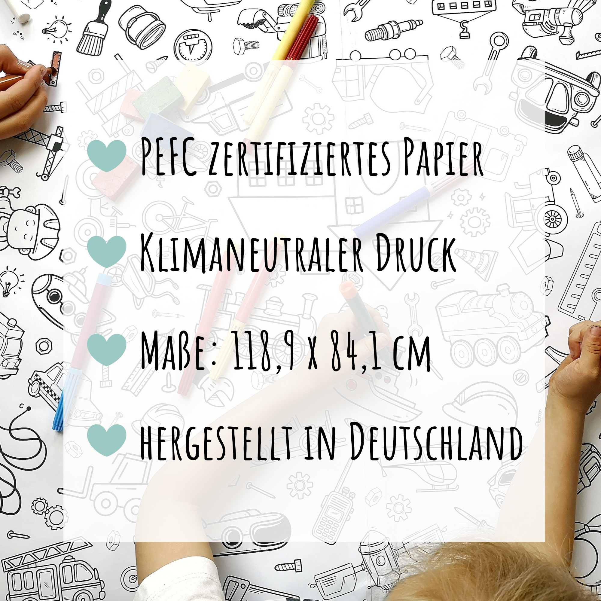 Kinderhände malen auf Papier mit Abbildungen verschiedener Gegenstände. Eine transparente Überlagerung enthält den Text in deutscher Sprache: „PEFC zertifiziertes Papier aus nachhaltiger Forstwirtschaft, Klimaneutraler Druck, Maße: 118,9 x 84,1 cm, hergestellt in Deutschland“. Überall liegen verschiedene Malutensilien herum. Bei dem Produkt handelt es sich um die Malmichbunt - Ausmal-Tischdecke aus Papier Motiv Schulanfang von Malmichbunt.