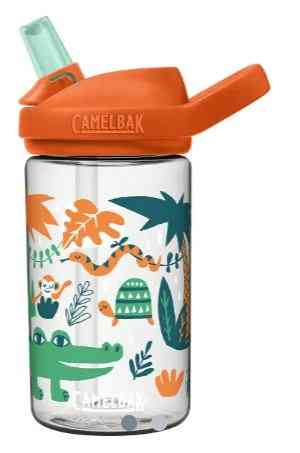 Eine farbenfrohe Camelback - Eddy + Kids Bottle mit Dschungeltieren und orangefarbenem Deckel und Strohhalm, perfekt für die Kombination mit einer znünibox für den Kindergarten. Der durchsichtige Flaschenkörper weist ein verspieltes Dschungeldesign auf, darunter Abbildungen eines grünen Alligators, einer Schildkröte, Pflanzen und anderer tropischer Elemente. Die Marke „Camelback“ ist auf dem Deckel aufgedruckt.