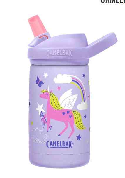 Eine lavendelfarbene CamelBak Camelback - Eddy + Kids Bottle M. Unicorns mit einem farbenfrohen Design eines rosa Einhorns mit gelben und blauen Flügeln, einem Regenbogen, Sternen und Schmetterlingen. Die Flasche hat einen Klappdeckel mit einem rosa Strohhalm.