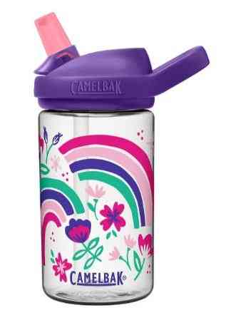 Klar, hier ist Ihr überarbeiteter Satz:

Eine transparente Camelback - Eddy + Kids Bottle rainbow Floral mit violettem Deckel und rosa Strohhalm. Die Flasche zeigt farbenfrohe Regenbogen- und Blumendesigns in Rosa-, Grün- und Blautönen, perfekt, um jede Brotdose aus Edelstahl im Kindergarten aufzupeppen. Das Camelback-Logo ist auf der Vorderseite aufgedruckt.