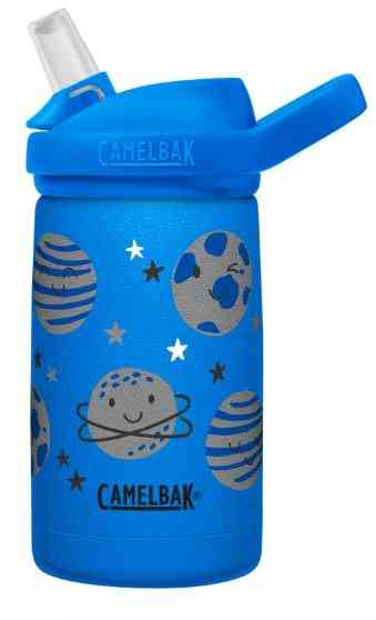 Eine blaue Camelback - Eddy + Kids Bottle S. Smiles für Kinder mit integriertem Strohhalm und aufklappbarem Ausgießer. Die Flasche zeigt ein fröhliches Weltraumthema mit Abbildungen von Planeten, Sternen und einem lächelnden Planeten mit einem Ring darum. Das Camelback-Logo ist unten sichtbar und passt perfekt zur Znünibox für den Kindergarten Ihres Kindes.