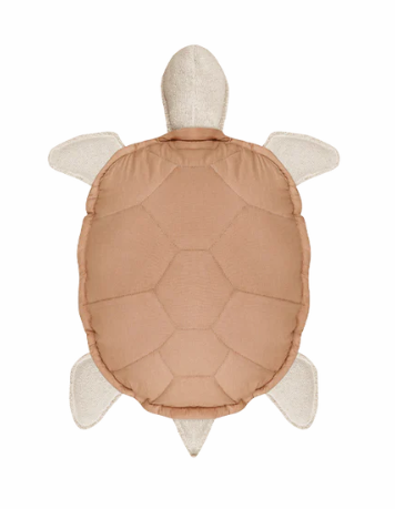 Ein Lorena Canals - Kissen Turtle in Form einer Schildkröte, mit gestepptem Panzermuster auf dem Körper und Flossen und Kopf aus weichem Stoff. Der Körper der Schildkröte ist gepolstert und bietet eine bequeme Oberfläche zum Spielen oder Ausruhen – ein ideales Einrichtungsstück für junge Kinder, das nachhaltige Kinderprodukte betont.