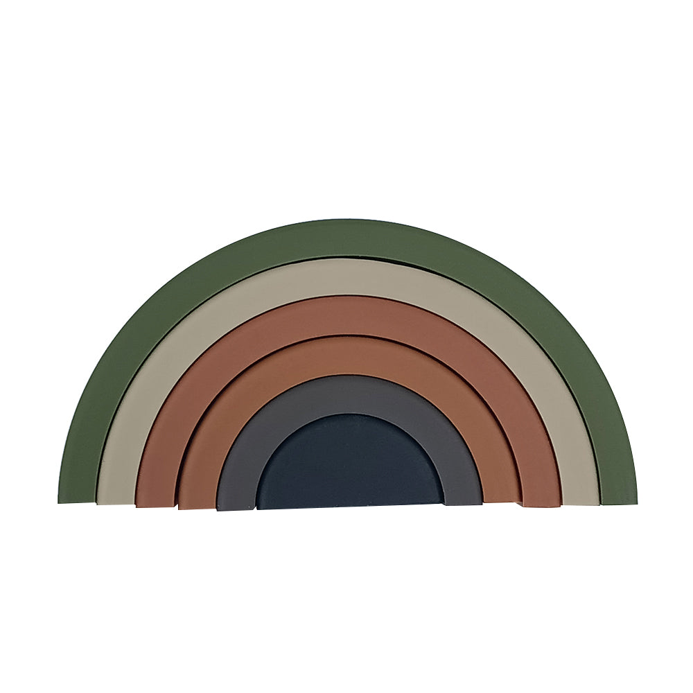 Ein minimalistisches Regenbogenspielzeug mit fünf bogenförmigen Teilen in unterschiedlichen Erdtönen, darunter Grün-, Beige-, Braun- und Dunkelblautöne, die in einer gestapelten Formation angeordnet sind – die perfekte Ergänzung zum Eric Baby – Steckspielzeug Regenbogen 6-teilig aus Silikon Ihres Kindes für ein umweltfreundliches und stilvolles Kindergartenset.