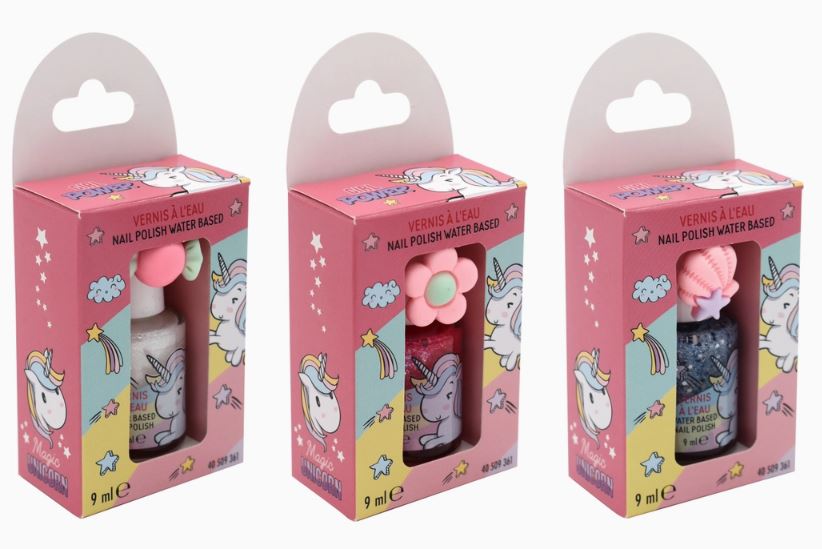 Drei Packungen Take Care – Nagellack auf Wasserbasis für Kinder stehen nebeneinander. Jede rosafarbene, mit einer Einhornillustration verzierte Box enthält eine Nagellackflasche auf Wasserbasis mit einer dekorativen Blume oder Schleife auf der Kappe. Perfekt, um Babyfrisuren oder festlichem Haarschmuck Flair zu verleihen. Auf jeder 9-ml-Flasche steht „Take Care – Nagellack auf Wasserbasis für Kinder“.