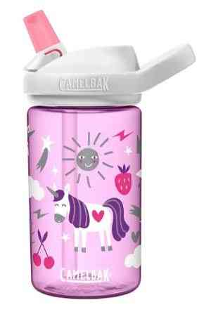 Eine rosa Camelback - Eddy + Kids Bottle Einhorn-Party-Wasserflasche, verziert mit skurrilen Illustrationen von Einhörnern, Sonne, Wolken, Regenbögen und Früchten. Perfekt für die Kleinen, die mit ihrer znünibox in den Kindergarten gehen, verfügt sie über einen weißen Deckel mit aufklappbarer Tülle und einen roten Trinkhalm.