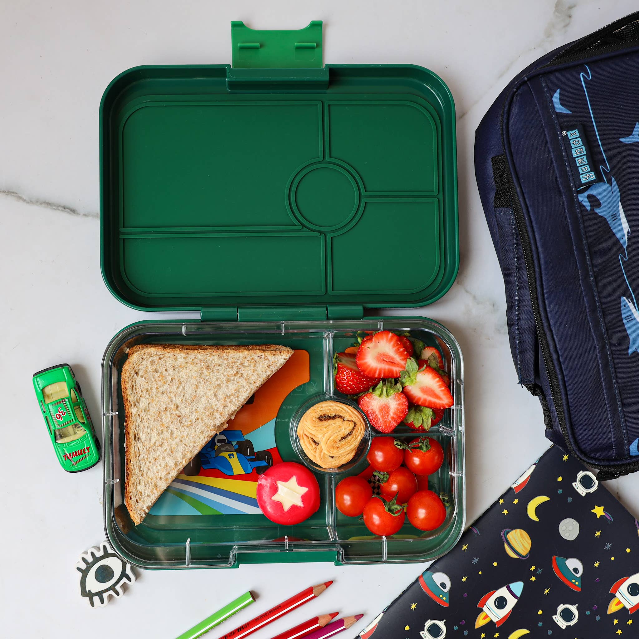 Auslaufsichere Yumbox Tapas Greenwich Green - 4-Fächer- mit Rennwagen - grosse Grösse