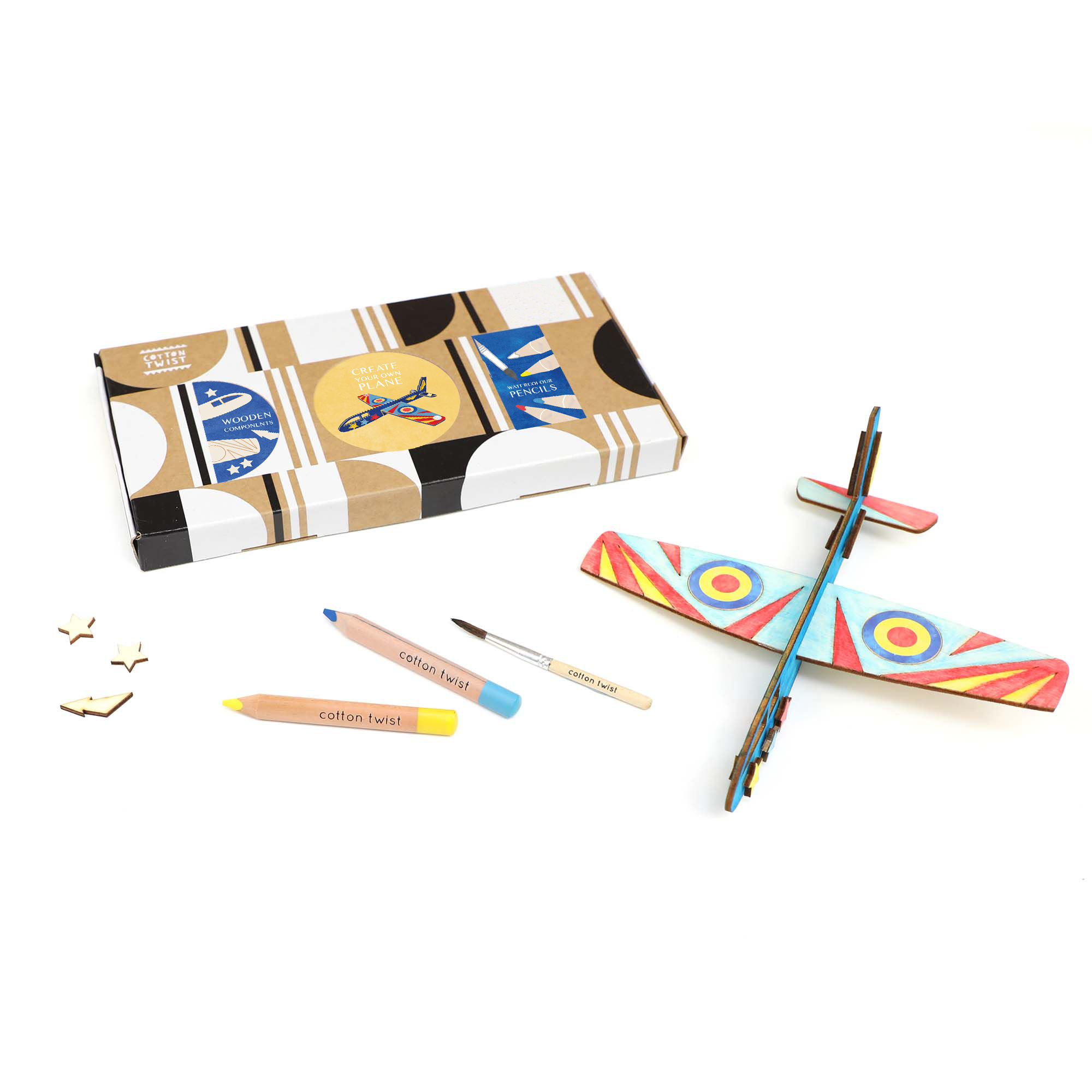 Abgebildet ist die Cotton Twist DIY Flugzeug-Set Activity Box, ein farbenfroher Bausatz für ein Balsaflugzeug. Diese Flugzeug-Aktivitätsbox enthält Marker, einen Pinsel, Holzteile und eine Verpackung mit einer Flugzeugillustration. Das zusammengebaute und bemalte Flugzeug weist leuchtend blaue, rote, gelbe und weiße Muster auf – perfekt für plastikfreien Kinderspielzeug-Spaß!