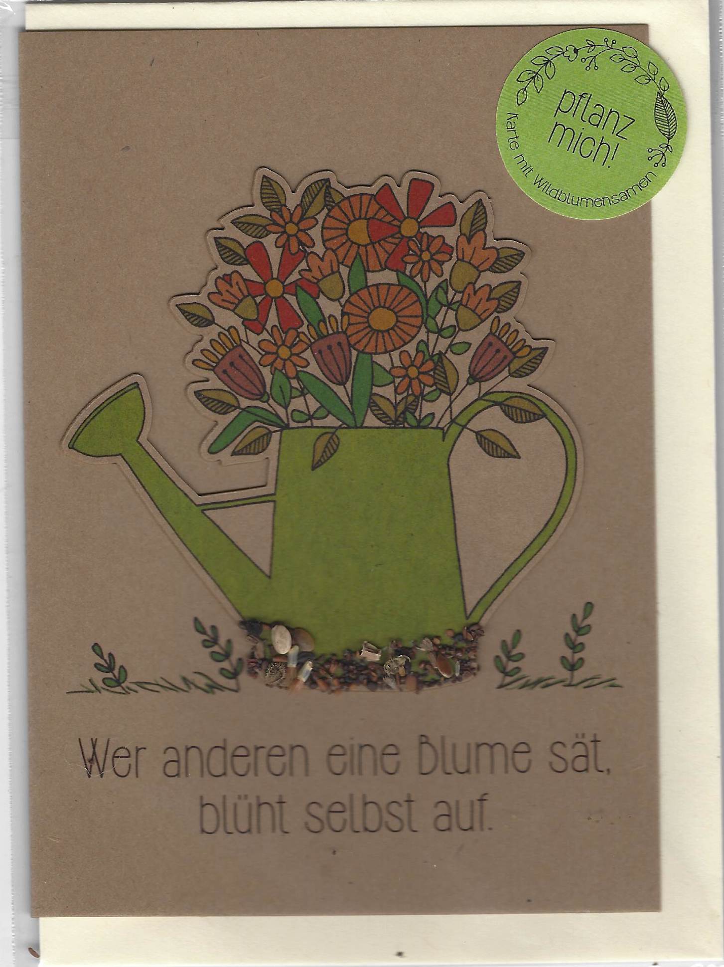 Eine entzückende Grußkarte mit einer grünen Gießkanne voller bunter Blumen. Der Text lautet: „Wer anderen eine Blume sät, blüht selbst auf.“ Ein kleines Päckchen Samen und ein „Pflanz mich!“ An der Unterseite sind Aufkleber angebracht – perfekt, um sie in Geschenkpapier Kinder zu stecken und für eine zusätzliche Überraschung zu sorgen. Bei diesem Produkt handelt es sich um die „Die Stadtgärnter - Saatsstecker-Karte Wer andere eine Blume sät blüht selbst auf“ von Die Stadtgärnter.