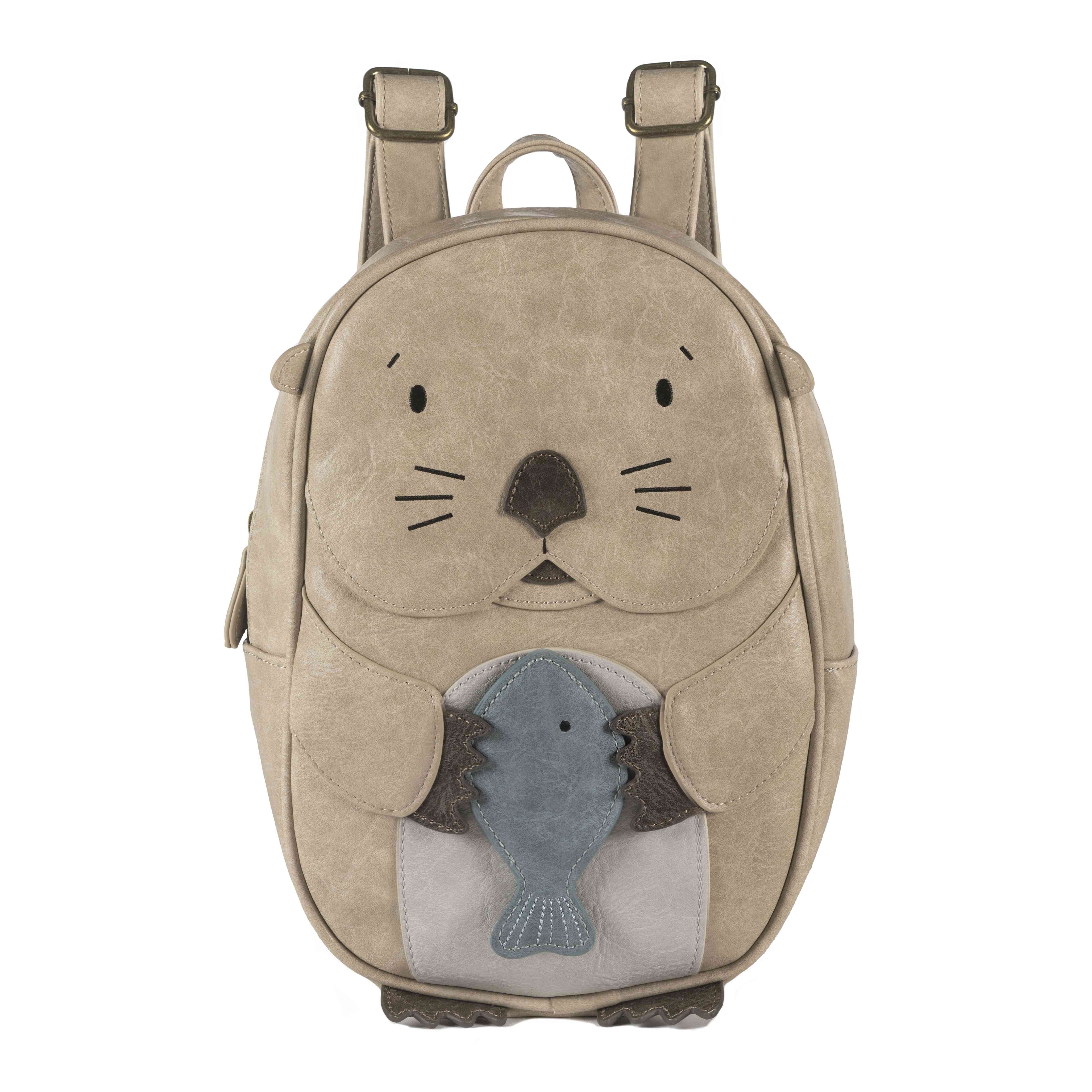 Ein hellbrauner Rucksack, der aussieht wie ein süßer Otter, der einen blauen Fisch hält. Der Little Who - Rucksack Otter Mathilda von Little Who hat ein Ottergesicht mit kleinen Ohren, Augen, einer Nase und Schnurrhaaren und hat verstellbare Schultergurte an der Oberseite. Ideal für jedes Kinderartikelgeschäft, das bezaubernde und einzigartige Artikel für Kinder sucht.