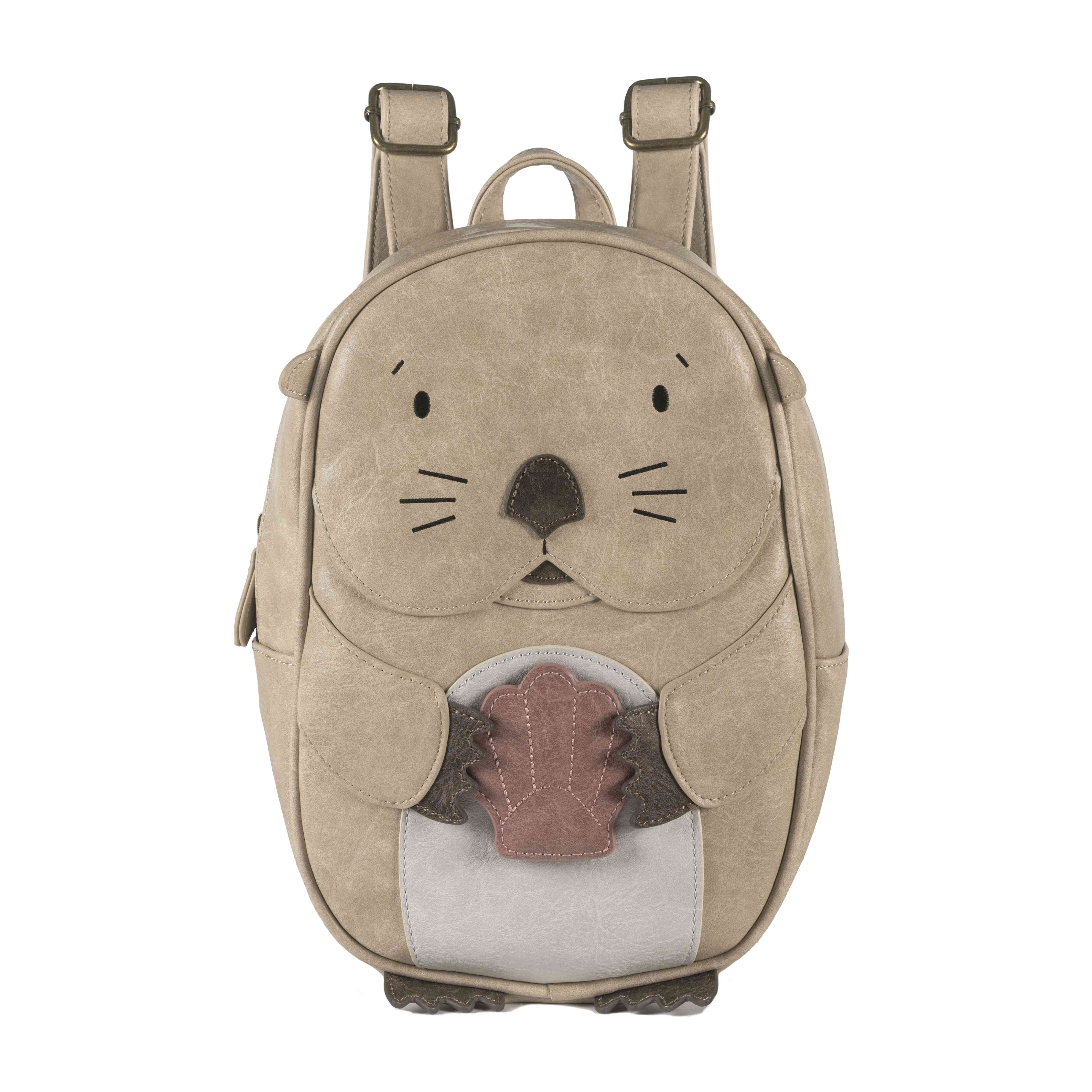 Ein beiger Kinderrucksack, der wie ein süßer Biber aussieht, mit Schnurrhaaren, einer kleinen Nase und Ohren. Er hat einen Bauch aus Kunstfell und einen braunen Biberschwanz. Der Little Who - Rucksack Otter Mathilda von Little Who ist aus nachhaltigen Materialien gefertigt und hat verstellbare Riemen, einen oberen Griff zum Tragen und reflektierende Aufkleber für die Sicherheit.