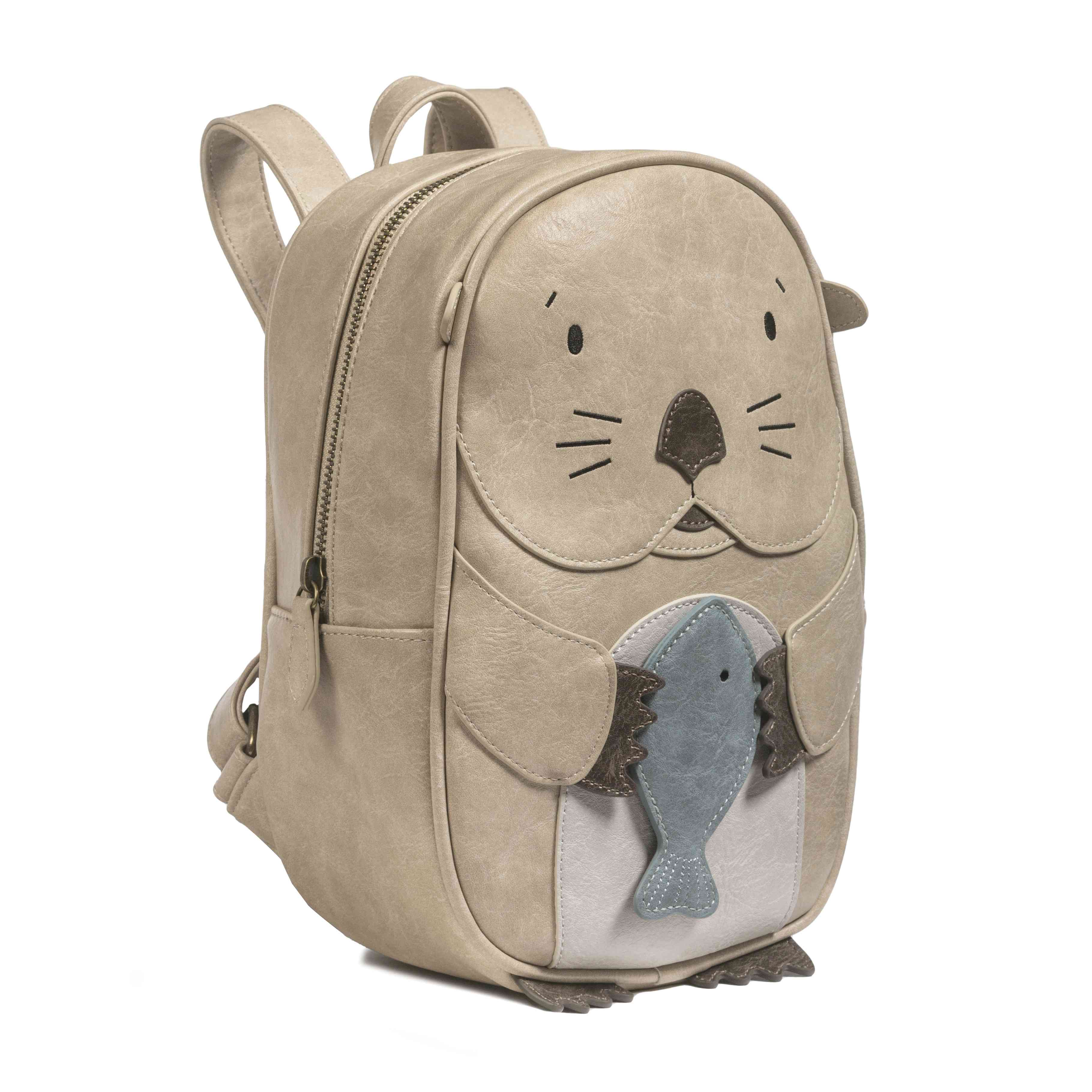 Ein süßer, hellbrauner Rucksack, der einem Otter ähnelt, der einen blauen Fisch hält. Der nachhaltig hergestellte Little Who - Rucksack Otter Mathilda von Little Who hat ein Hauptfach mit Reißverschluss, verstellbare Riemen und detaillierte Merkmale auf dem Gesicht und den Pfoten des Otters. Das verspielte Design macht ihn ideal für Kinder und perfekt für jedes Kinderartikelgeschäft.